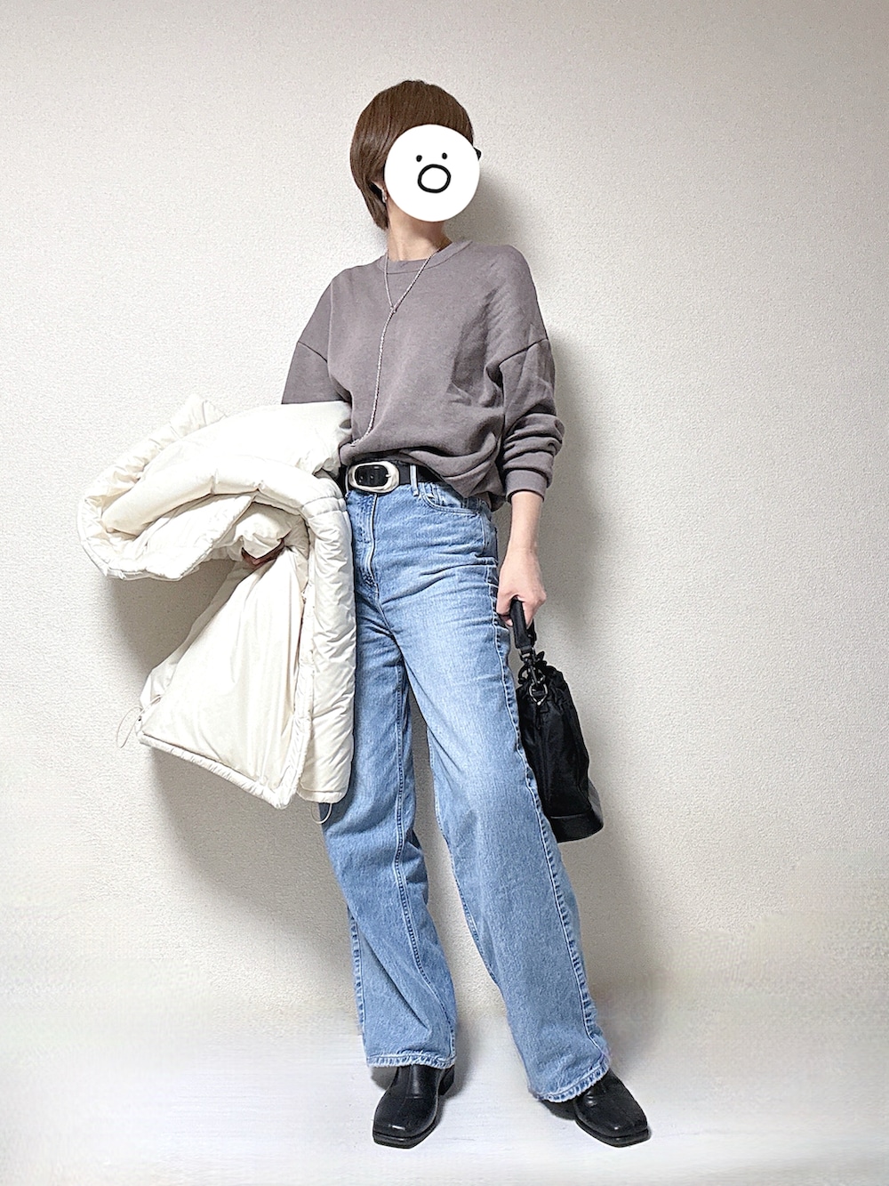 ホワイト系のその他アウター、グレー系のスウェット、ブルー系のデニムパンツを着用したレディースの冬コーディネートの2枚目の写真