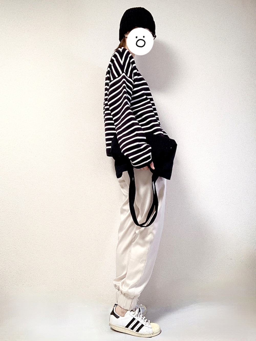 ホワイト系のスニーカー、ホワイト系のその他パンツ、ブラック系のトートバッグを着用したレディースの秋コーディネートの2枚目の写真