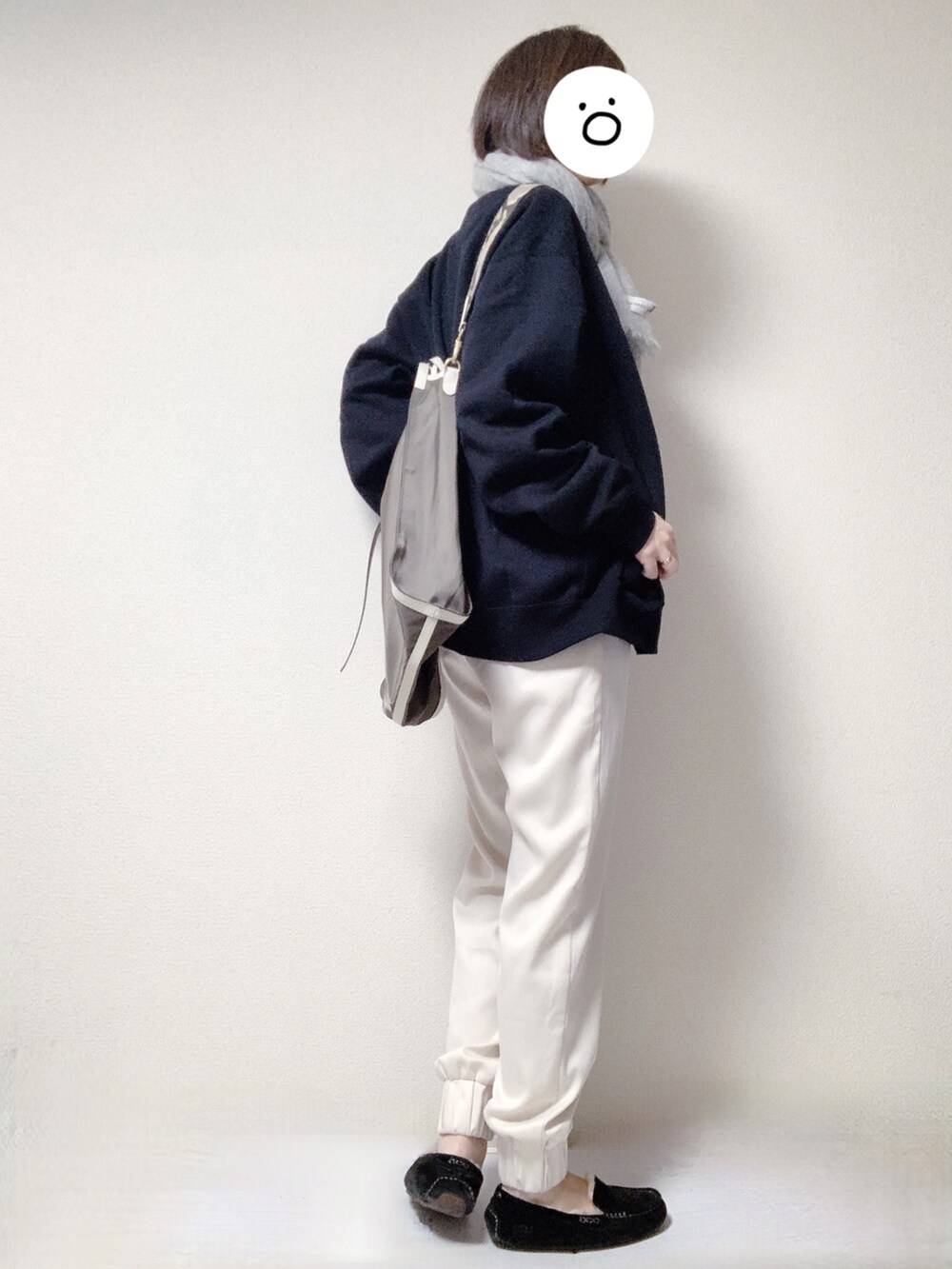 ブラック系のモカシン/デッキシューズ、ホワイト系のその他パンツ、グリーン系のショルダーバッグを着用したレディースの冬コーディネートの3枚目の写真