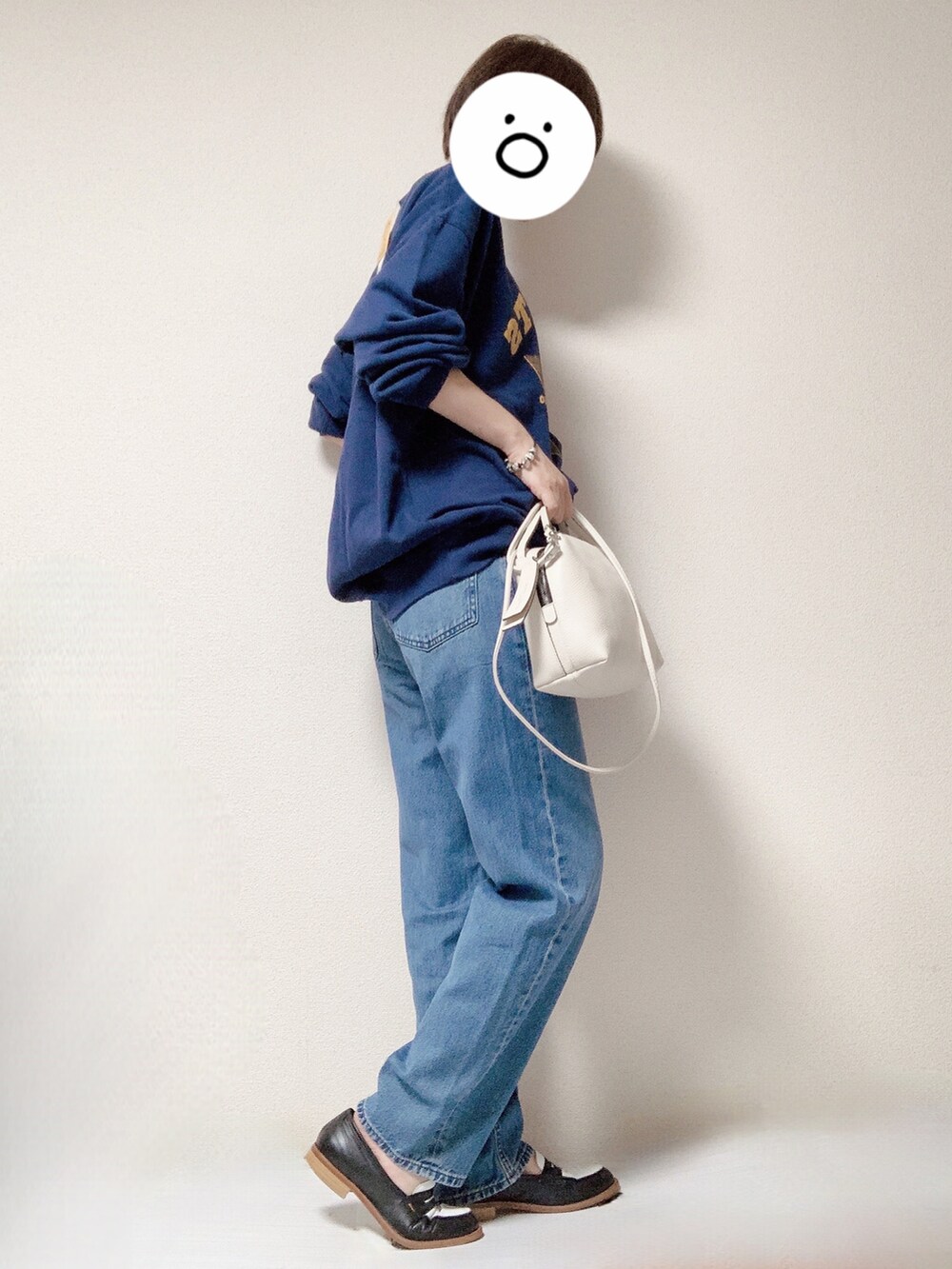 ブルー系のデニムパンツ、その他のローファー、ホワイト系のショルダーバッグを着用したレディースの秋コーディネートの2枚目の写真