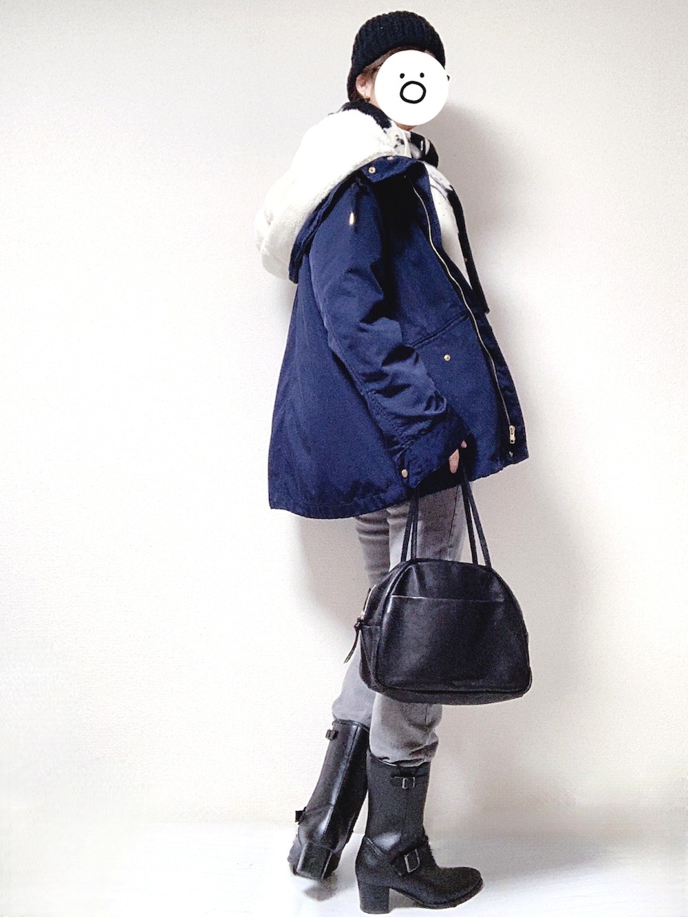 ブラック系のブーツ、ブラック系のトートバッグ、グレー系のデニムパンツを着用したレディースの冬コーディネートの2枚目の写真