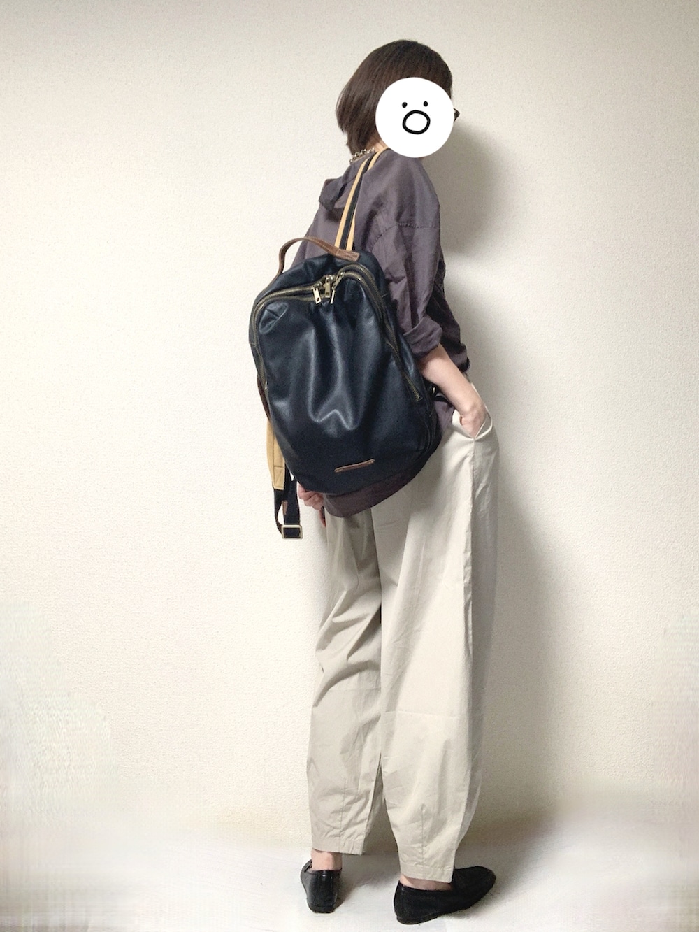 ブラック系のローファー、ブラック系のバックパック/リュック、ベージュ系のその他パンツを着用したレディースの春コーディネートの2枚目の写真