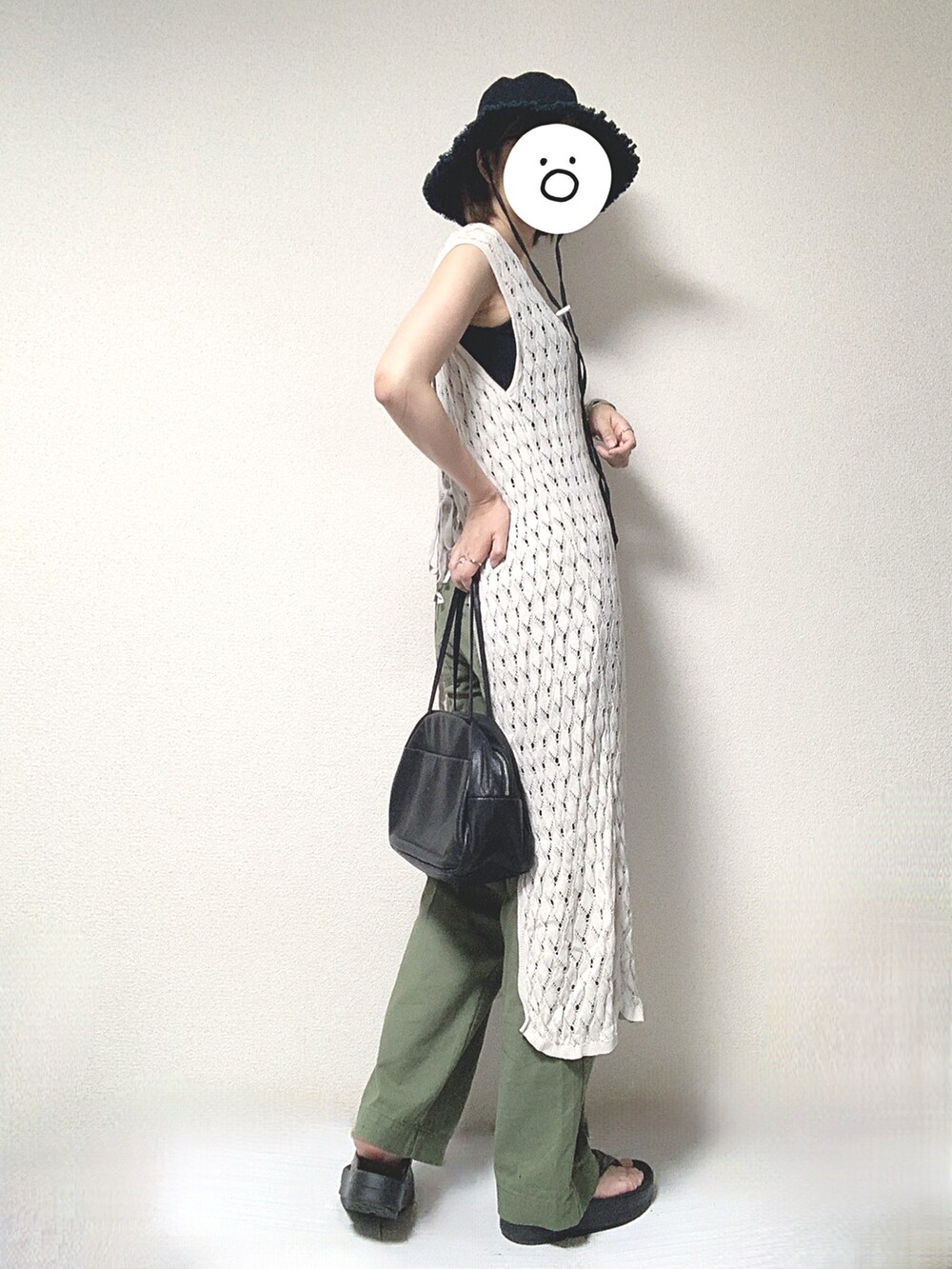 ホワイト系のワンピース、ブラック系のトートバッグ、ブラック系のサンダルを着用したレディースの夏コーディネートの2枚目の写真