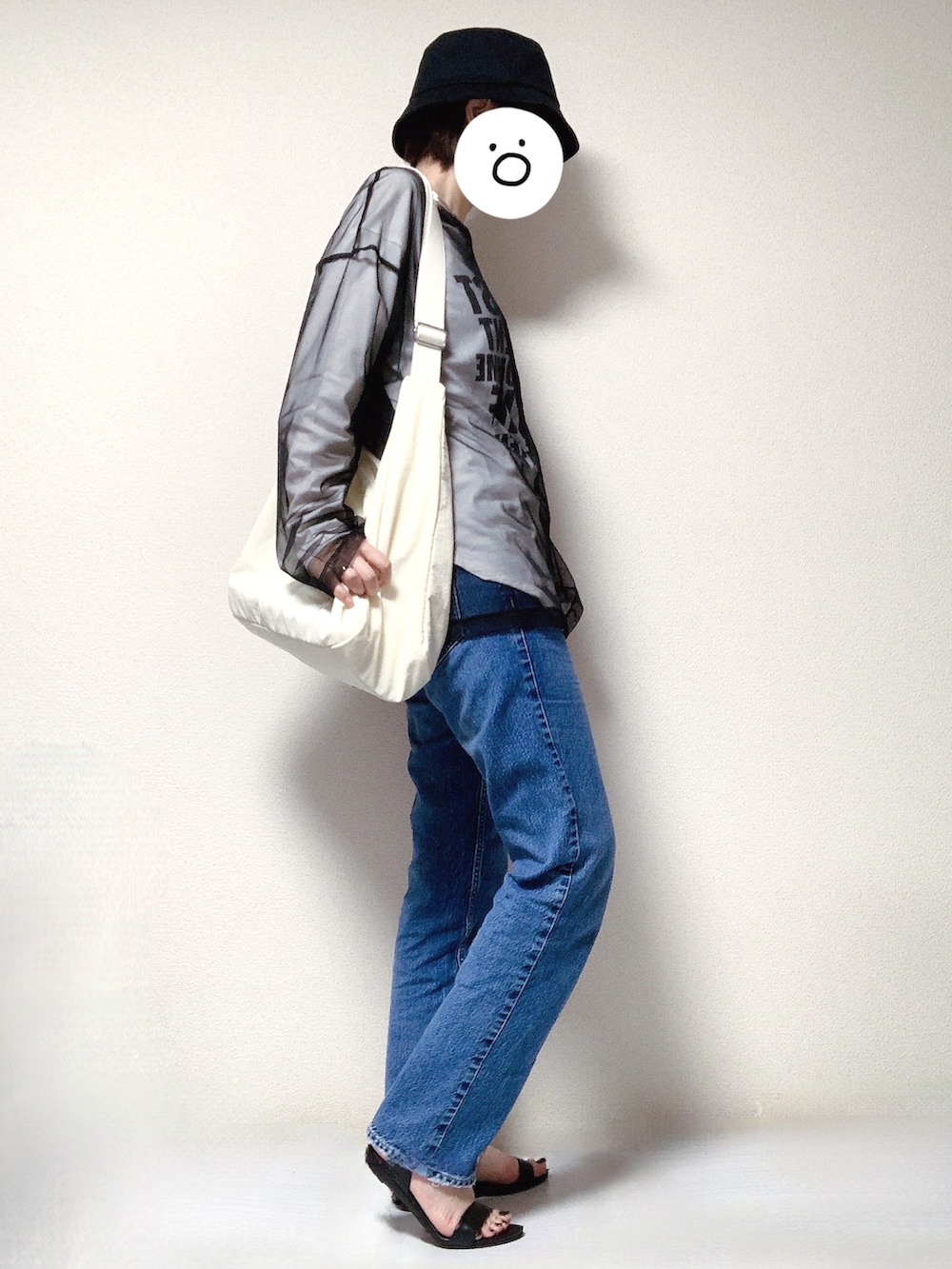 ホワイト系のショルダーバッグ、ホワイト系のTシャツ/カットソー、ブラック系のTシャツ/カットソーを着用したレディースの秋コーディネートの2枚目の写真