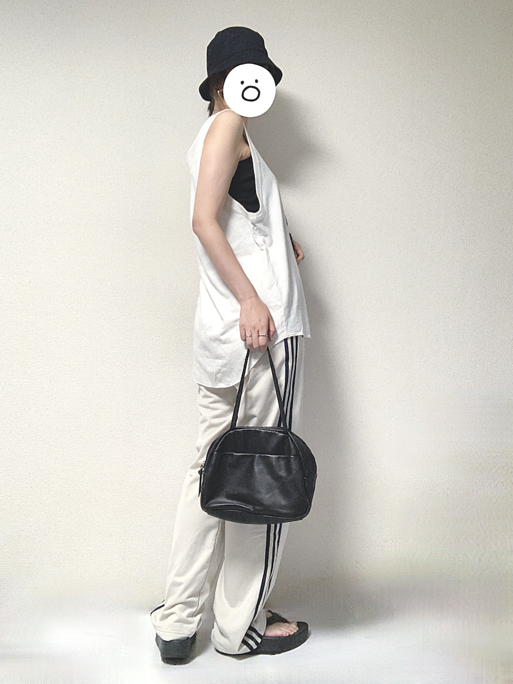 ホワイト系のTシャツ/カットソー、ブラック系のトートバッグ、ベージュ系のその他パンツを着用したレディースの夏コーディネートの2枚目の写真