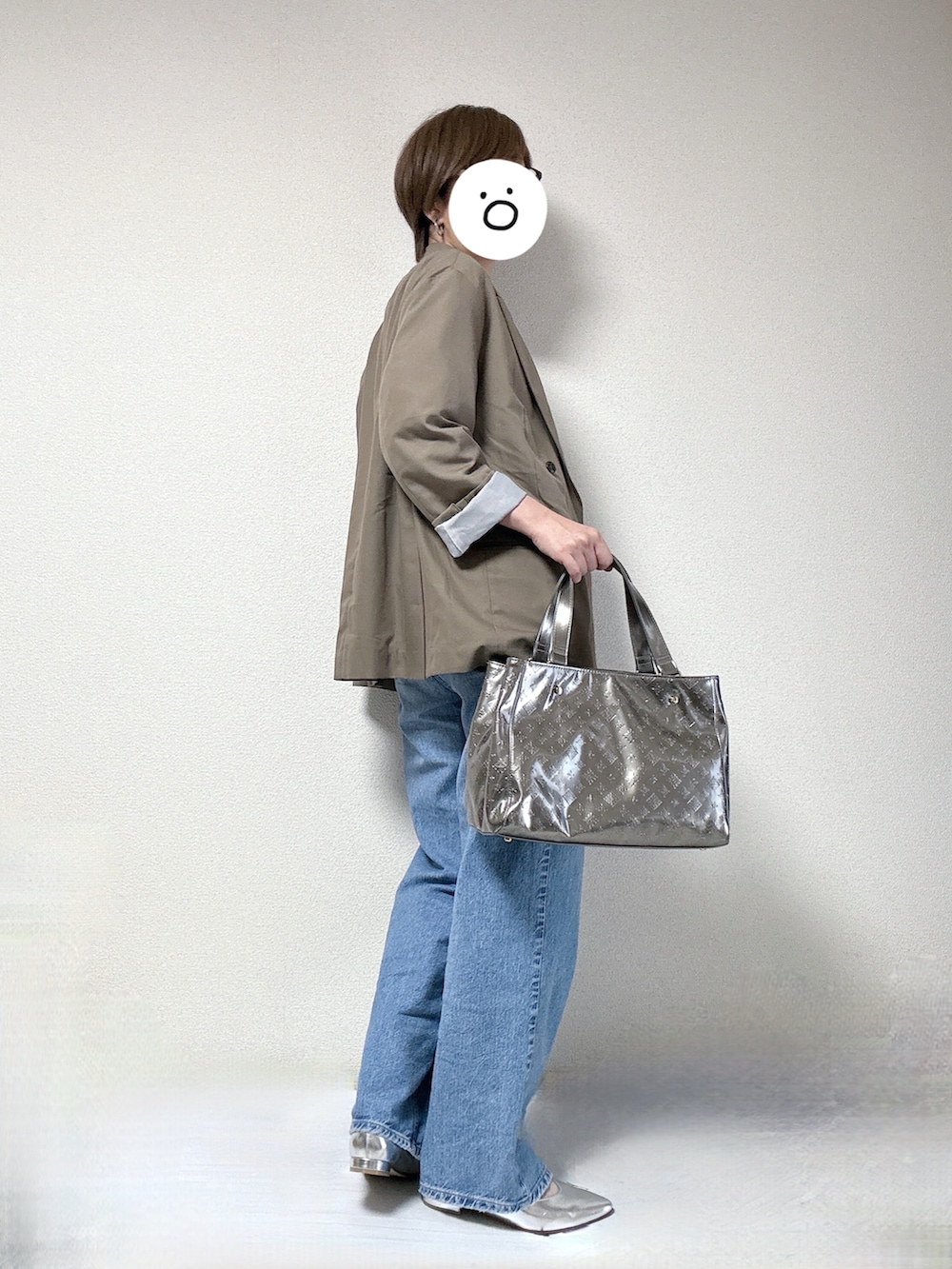 ベージュ系のテーラードジャケット、ブルー系のTシャツ/カットソー、その他のトートバッグを着用したレディースの春コーディネートの2枚目の写真