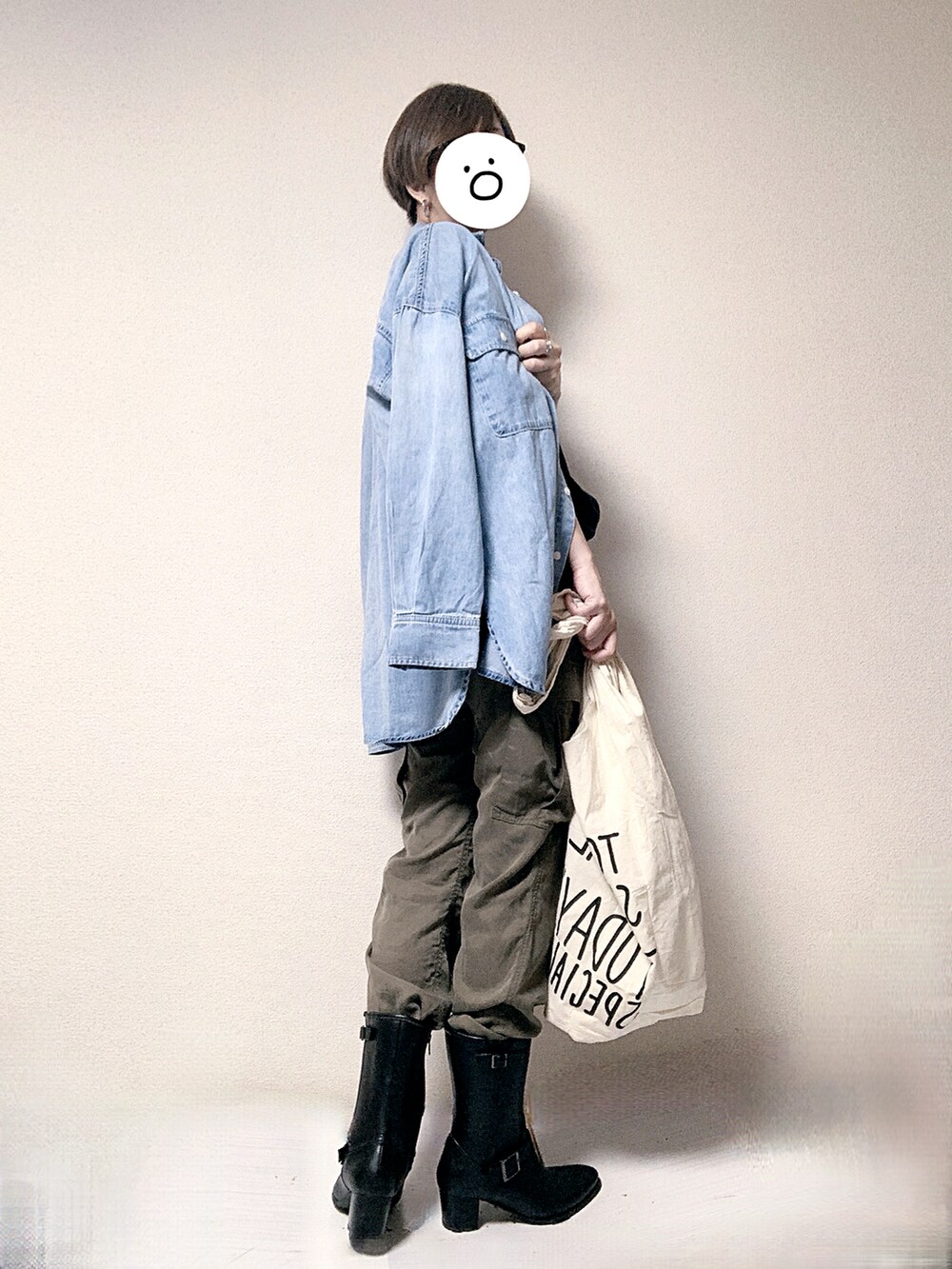 ブラック系のニット/セーター、ブルー系のシャツ/ブラウス、グリーン系のカーゴパンツを着用したレディースの秋コーディネートの2枚目の写真