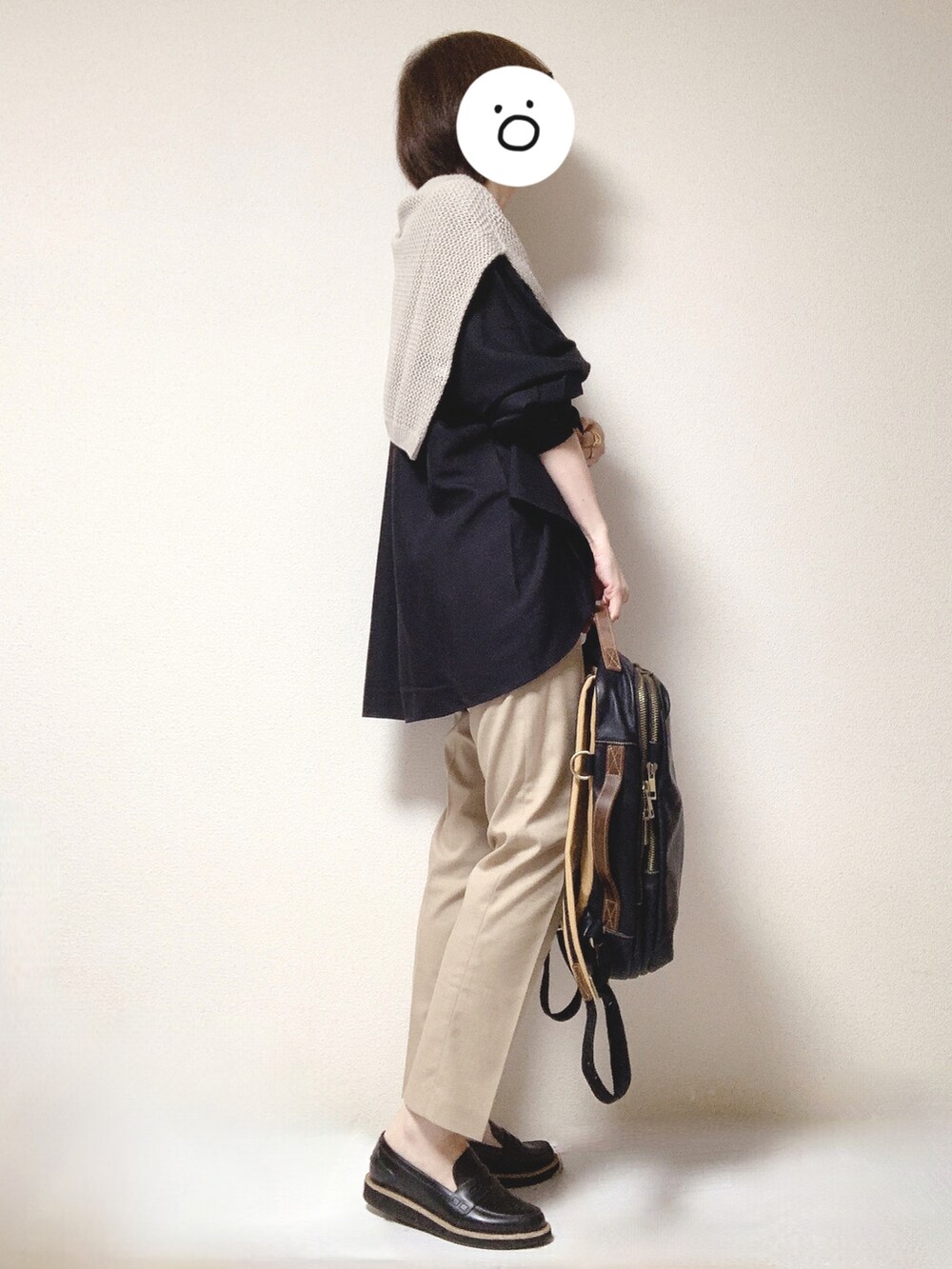 ベージュ系のその他パンツ、ブラック系のレインシューズ、ブラック系のバックパック/リュックを着用したレディースの秋コーディネートの2枚目の写真