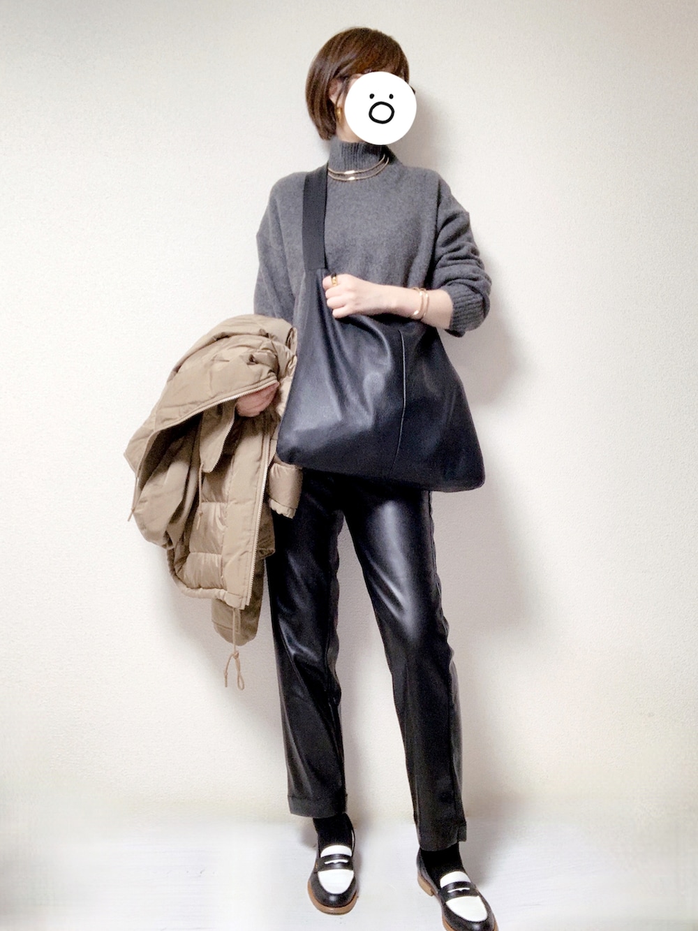 その他のローファー、ブラック系のその他パンツ、ブラック系のトートバッグを着用したレディースの冬コーディネートの2枚目の写真