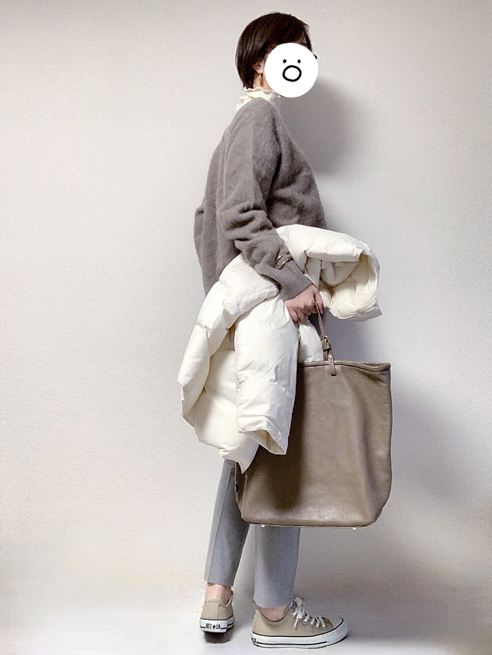 ベージュ系のスニーカー、ブラウン系のトートバッグ、グレー系のその他パンツを着用したレディースの冬コーディネートの2枚目の写真