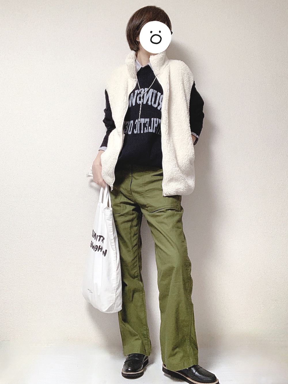 ブラック系のレインシューズ、グリーン系のその他パンツ、ホワイト系のトートバッグを着用したレディースの冬コーディネートの2枚目の写真