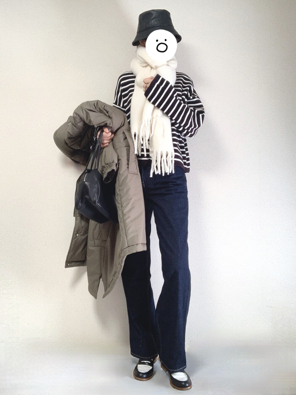 その他のローファー、ブルー系のデニムパンツ、ブラック系のトートバッグを着用したレディースの冬コーディネートの3枚目の写真