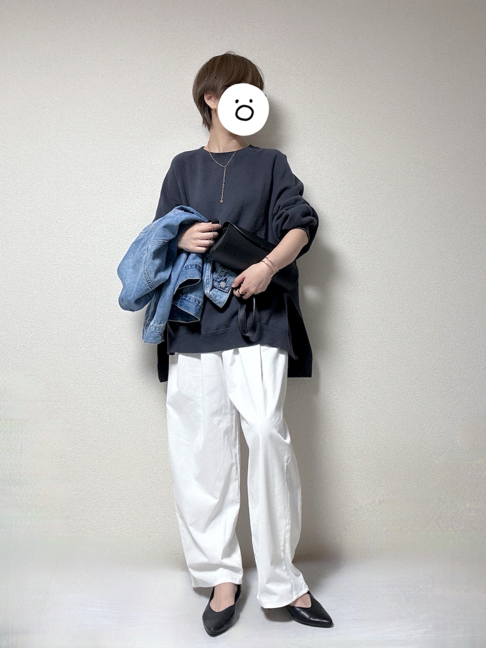 ホワイト系のその他パンツ、ブルー系のデニムジャケット、ブラック系のショルダーバッグを着用したレディースの春コーディネートの2枚目の写真