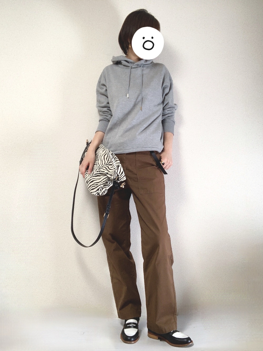 その他のローファー、ブラウン系のチノパンツ、グレー系のパーカーを着用したレディースの冬コーディネートの2枚目の写真