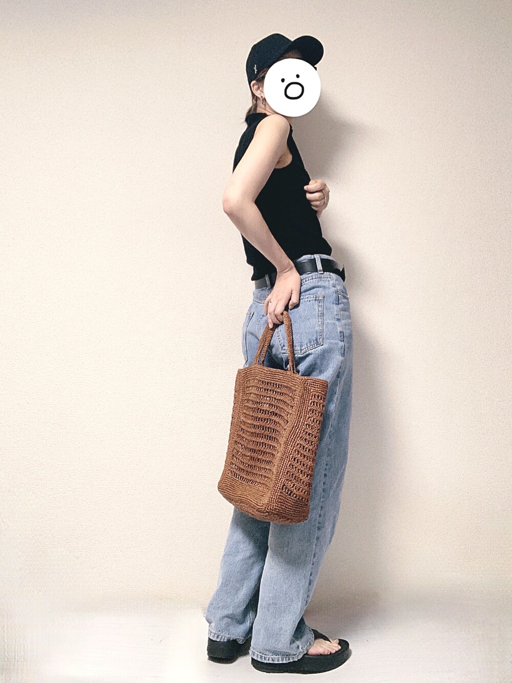 ブラック系のTシャツ/カットソー、ブルー系のデニムパンツ、ブラウン系のトートバッグを着用したレディースの夏コーディネートの2枚目の写真