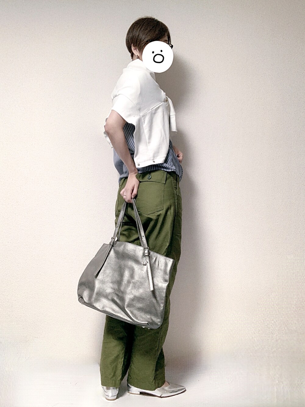 グリーン系のその他パンツ、ホワイト系のカーディガン/ボレロ、シルバー系のトートバッグを着用したレディースの秋コーディネートの2枚目の写真