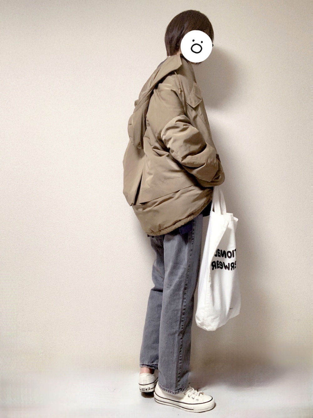 ホワイト系のスニーカー、グレー系のデニムパンツ、ホワイト系のトートバッグを着用したレディースの冬コーディネートの3枚目の写真