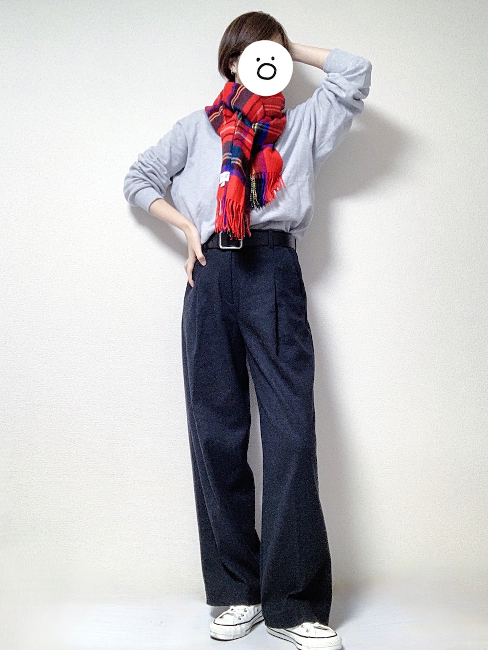 ホワイト系のスニーカー、ブラック系のスラックス、ブラック系のトートバッグを着用したレディースの冬コーディネートの3枚目の写真