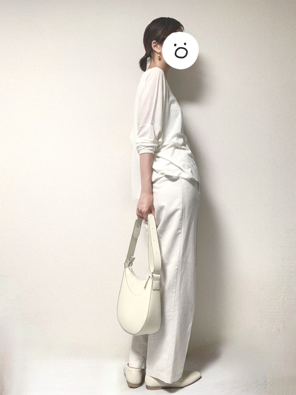 ホワイト系のニット/セーター、ホワイト系のトートバッグ、ホワイト系のスラックスを着用したレディースの夏コーディネートの2枚目の写真
