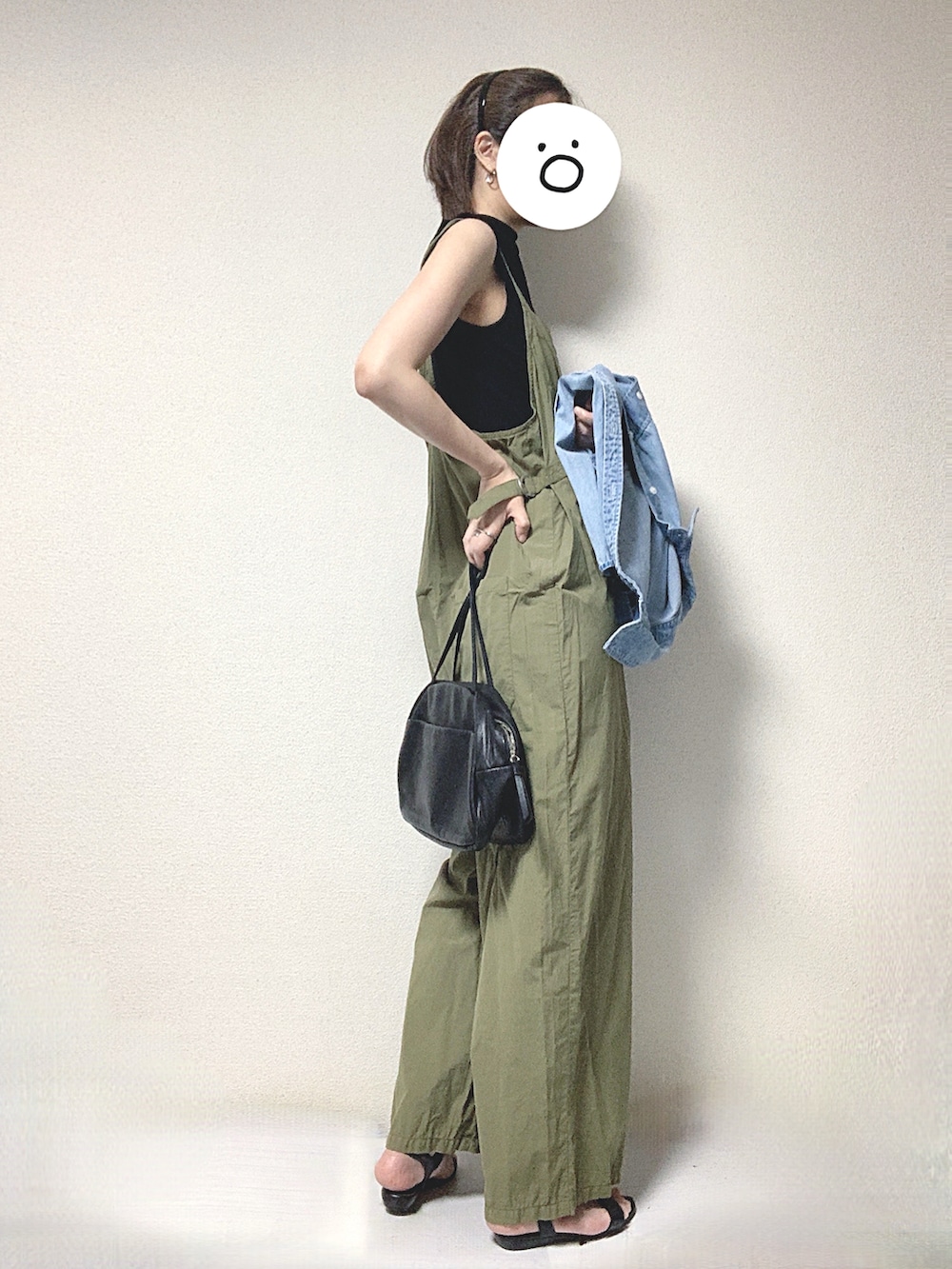 グリーン系のサロペット/オーバーオール、ブラック系のTシャツ/カットソー、ブルー系のシャツ/ブラウスを着用したレディースの夏コーディネートの2枚目の写真