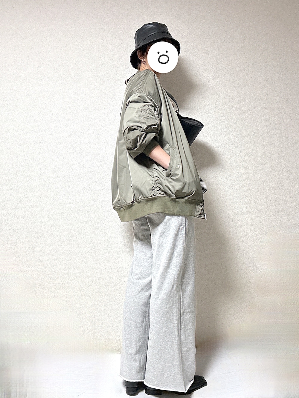 グレー系のMA-1、グレー系のスウェットパンツ、ブルー系のTシャツ/カットソーを着用したレディースの冬コーディネートの2枚目の写真