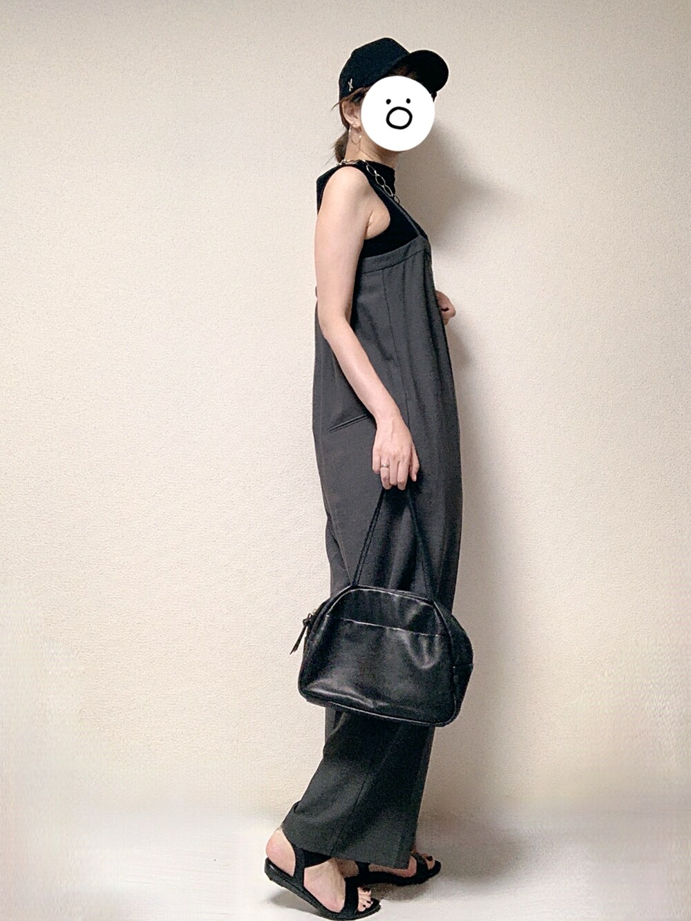 グレー系のサロペット/オーバーオール、ブラック系のTシャツ/カットソー、ブラック系のトートバッグを着用したレディースの夏コーディネートの2枚目の写真