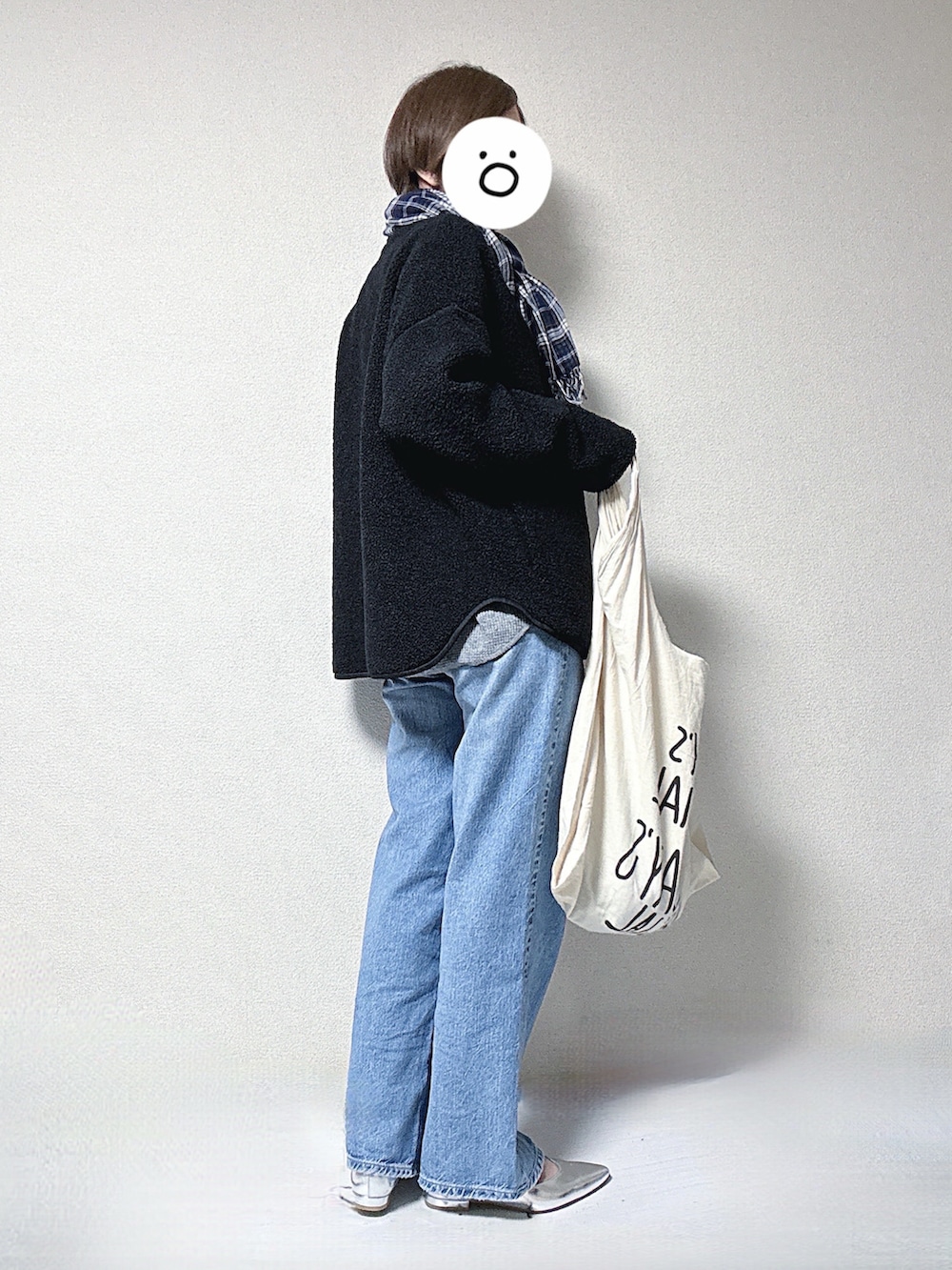 ブラック系のカーディガン/ボレロ、ブルー系のデニムパンツ、ベージュ系のエコバッグ/サブバッグを着用したレディースの秋コーディネートの2枚目の写真