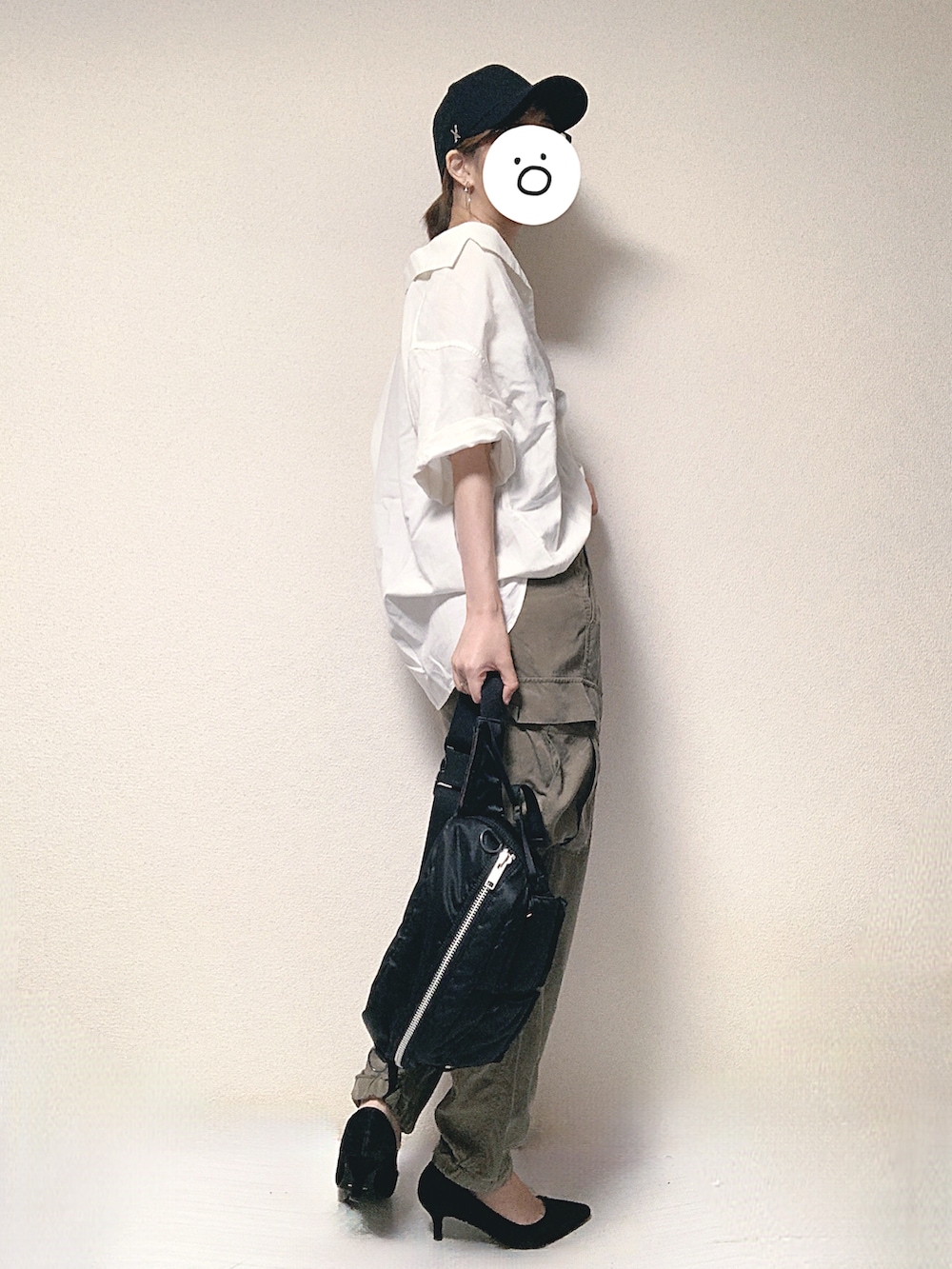 グリーン系のカーゴパンツ、ホワイト系のシャツ/ブラウス、ブラック系のタンクトップを着用したレディースの夏コーディネートの2枚目の写真