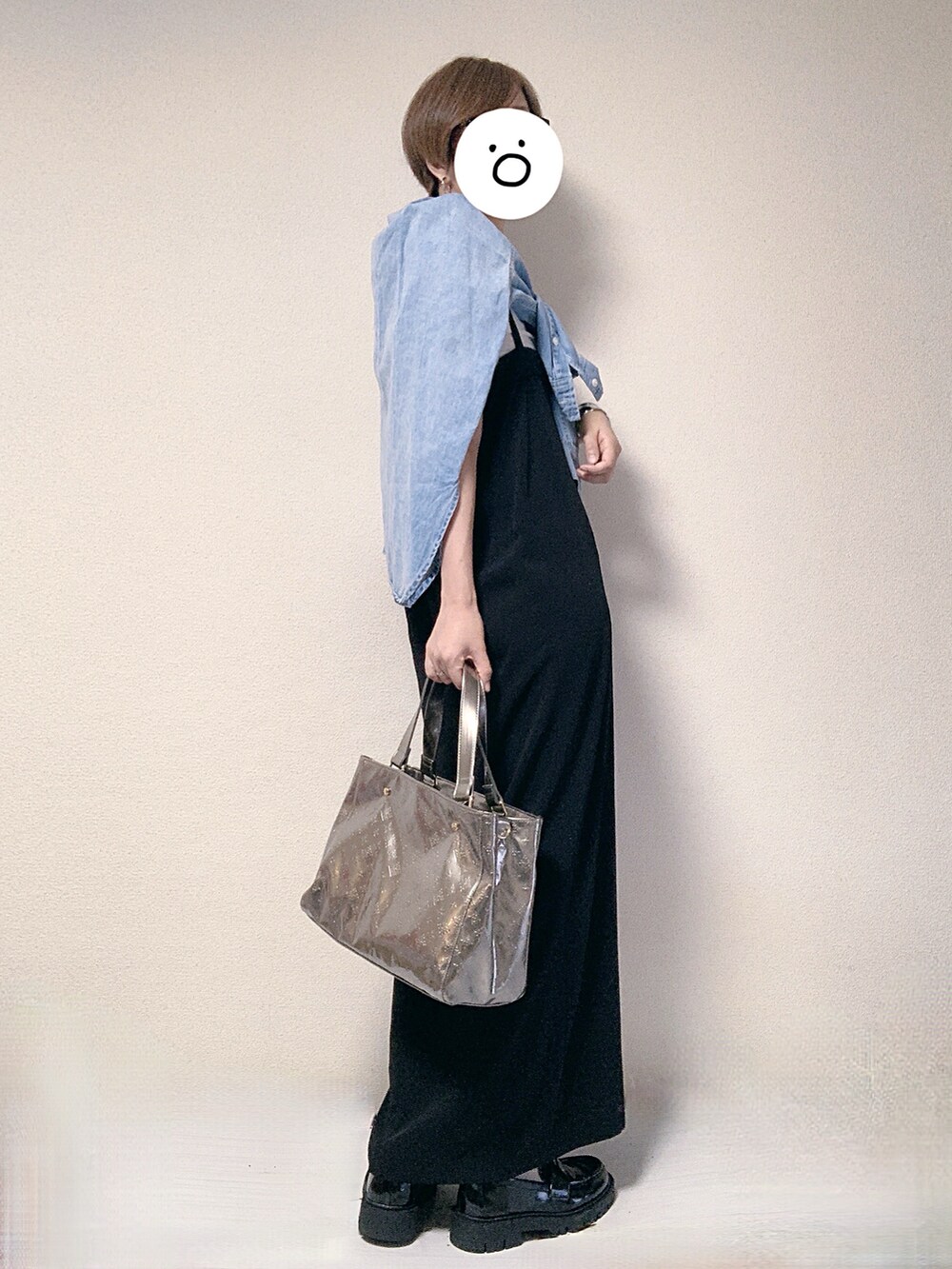 ブラック系のワンピース、ブルー系のシャツ/ブラウス、ホワイト系のTシャツ/カットソーを着用したレディースの秋コーディネートの2枚目の写真