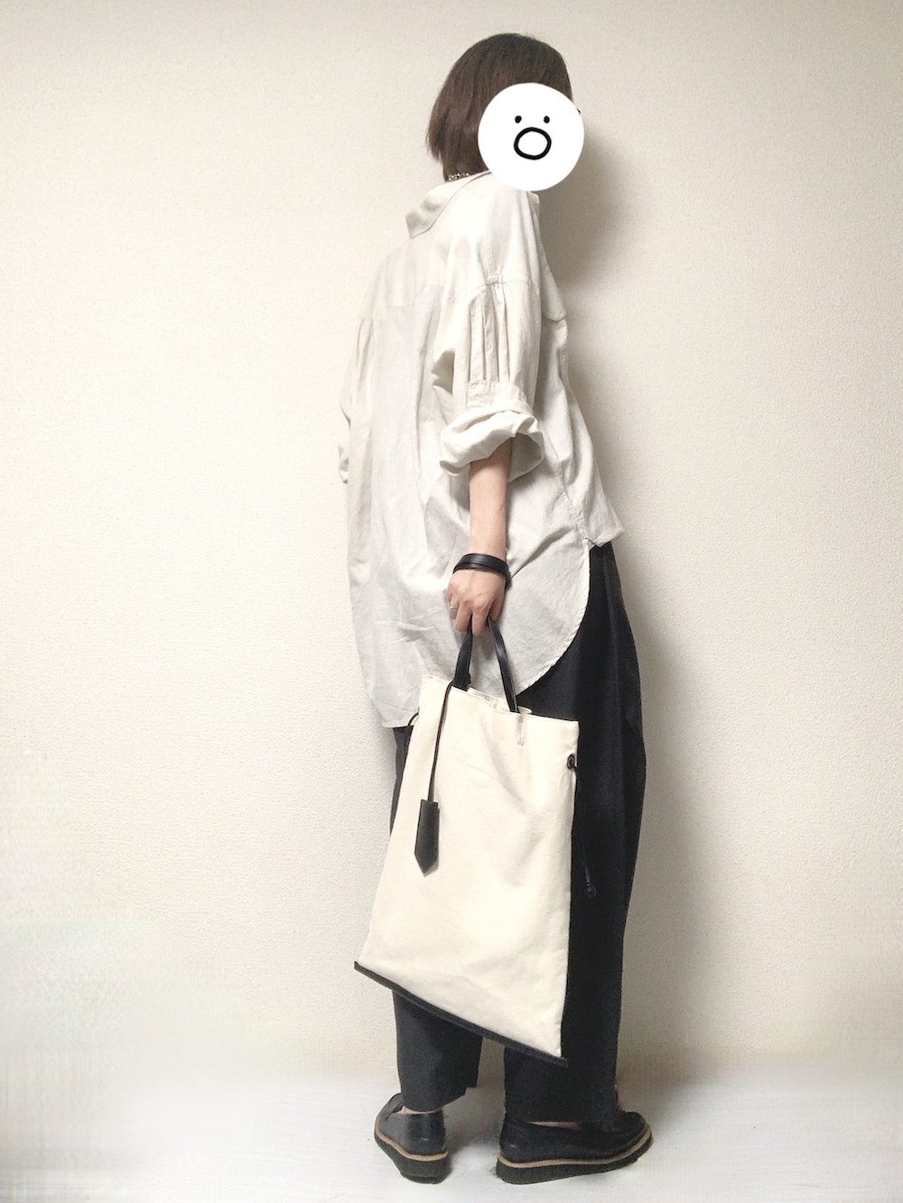 ブラック系のレインシューズ、グレー系のその他パンツ、ブラック系のトートバッグを着用したレディースの夏コーディネートの2枚目の写真