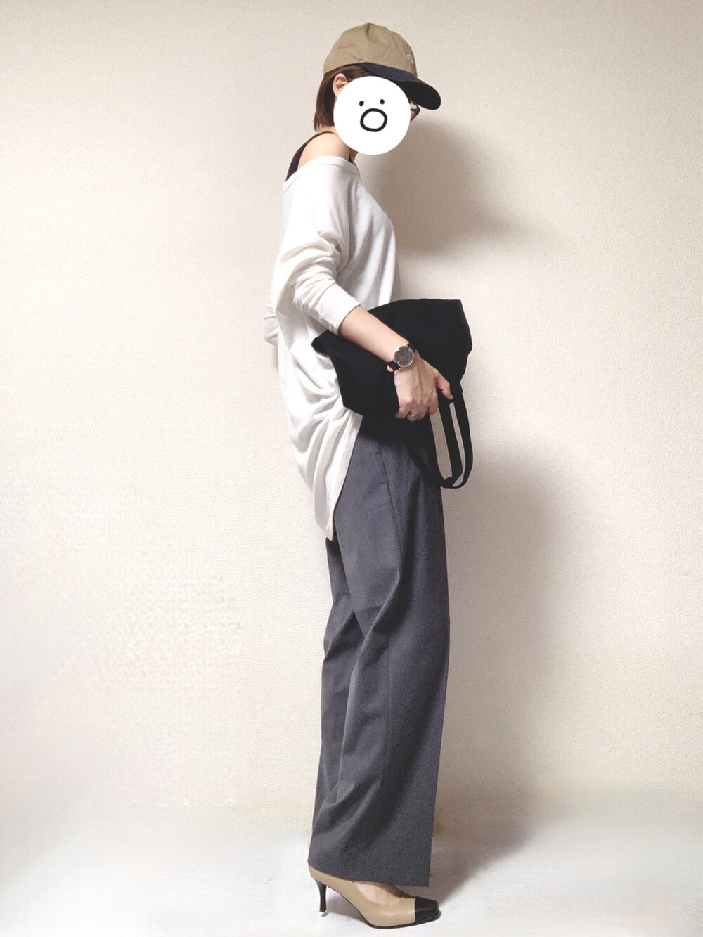 ベージュ系のパンプス、ブラック系のトートバッグ、ホワイト系のTシャツ/カットソーを着用したレディースの秋コーディネートの2枚目の写真