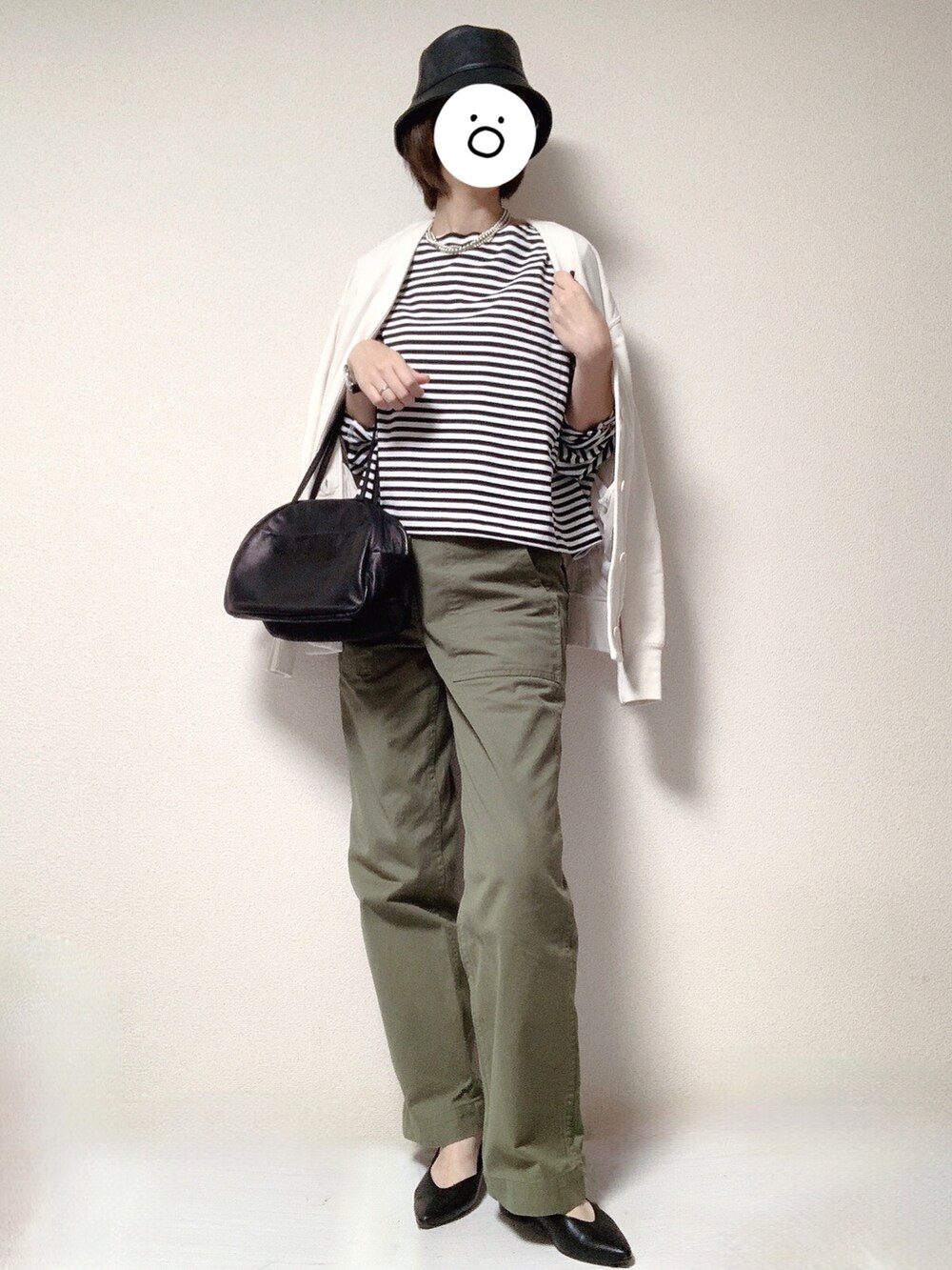 ブラック系のその他シューズ、グリーン系のその他パンツ、ブラック系のトートバッグを着用したレディースの秋コーディネートの2枚目の写真