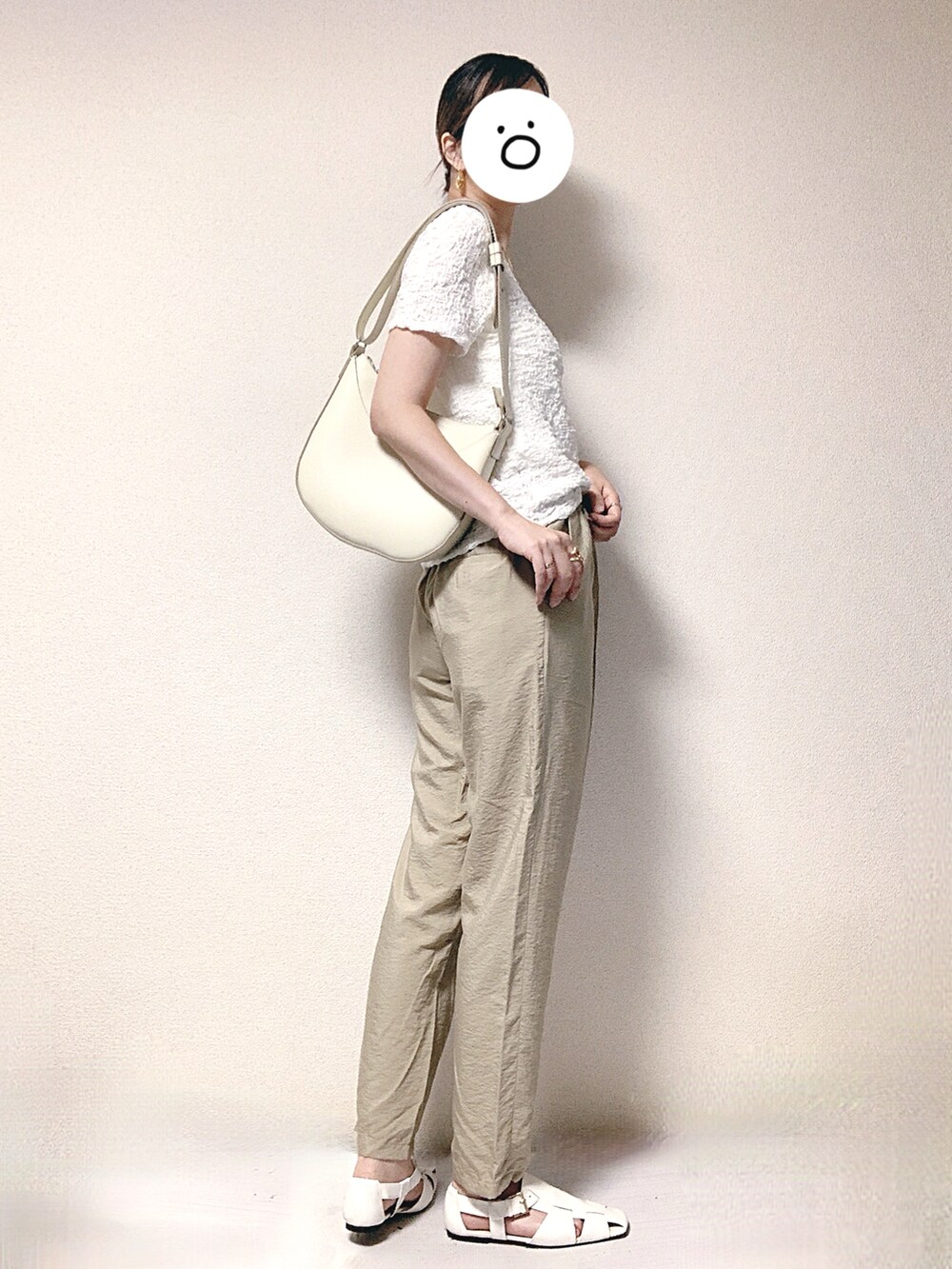 ホワイト系のTシャツ/カットソー、ホワイト系のトートバッグ、ホワイト系のサンダルを着用したレディースの夏コーディネートの2枚目の写真