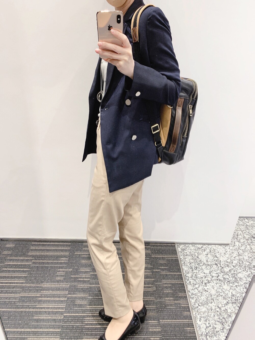 ベージュ系のその他パンツ、ブラック系のバックパック/リュック、ブラック系のバレエシューズを着用したレディースの春コーディネートの2枚目の写真