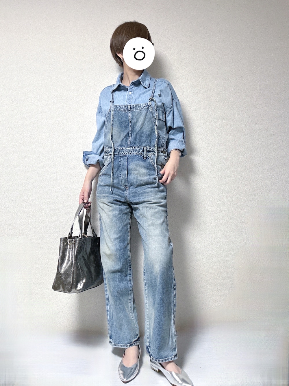 ブラック系のその他アウター、ブルー系のつなぎ/オールインワン、その他のトートバッグを着用したレディースの冬コーディネートの2枚目の写真