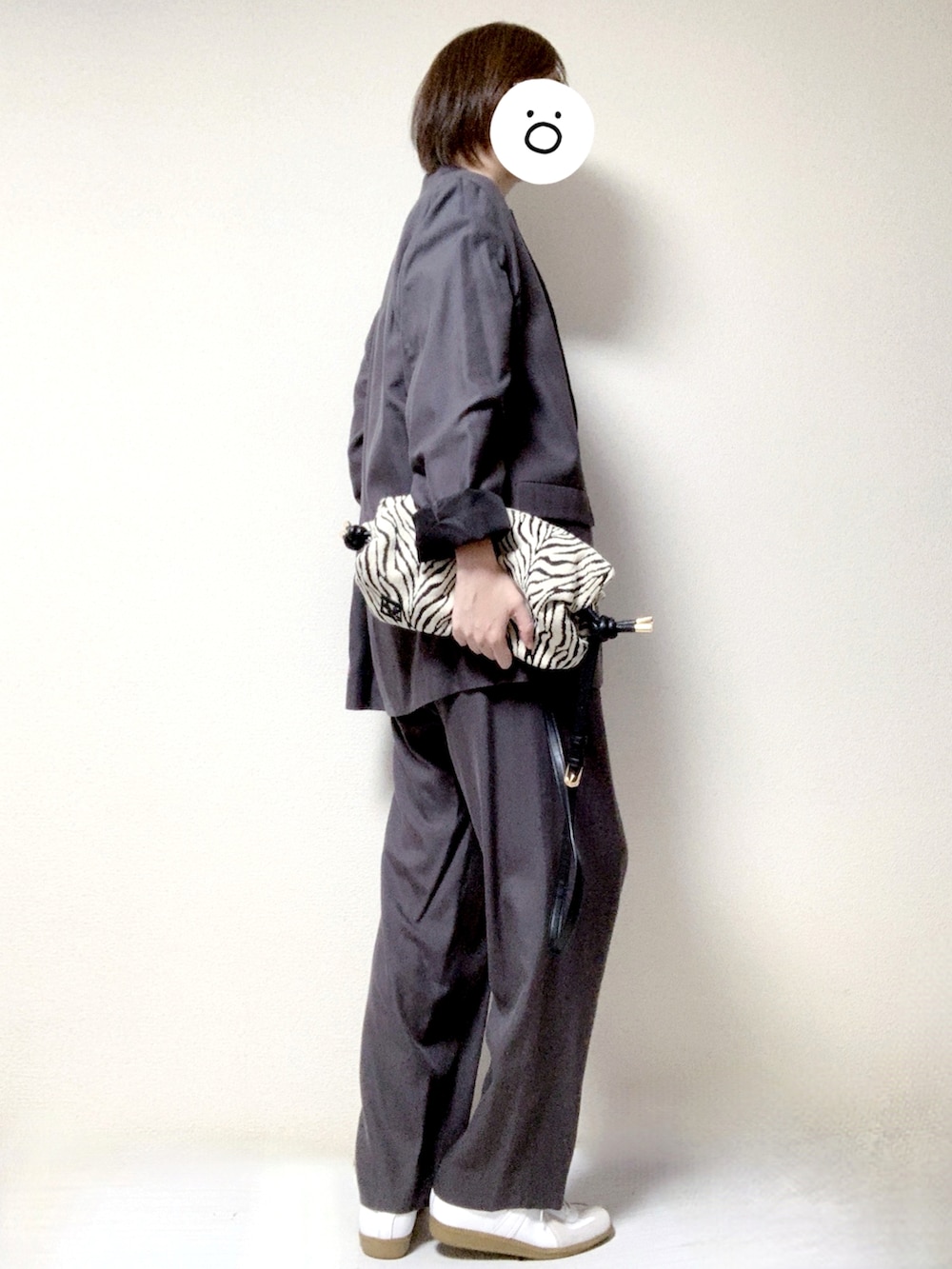 ホワイト系のスニーカー、その他のショルダーバッグ、グレー系のテーラードジャケットを着用したレディースの冬コーディネートの2枚目の写真