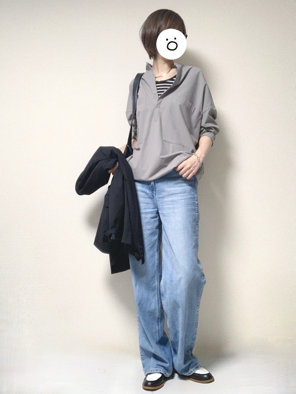 ブラック系のトートバッグ、ブルー系のデニムパンツ、その他のローファーを着用したレディースの春コーディネートの2枚目の写真