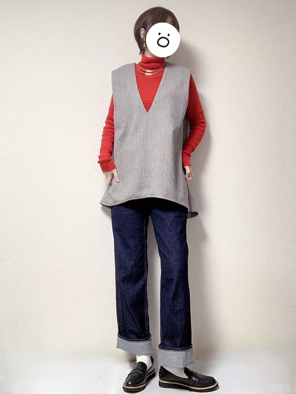 ブラック系のレインシューズ、ブルー系のデニムパンツ、ブラック系のその他アウターを着用したレディースの冬コーディネートの2枚目の写真