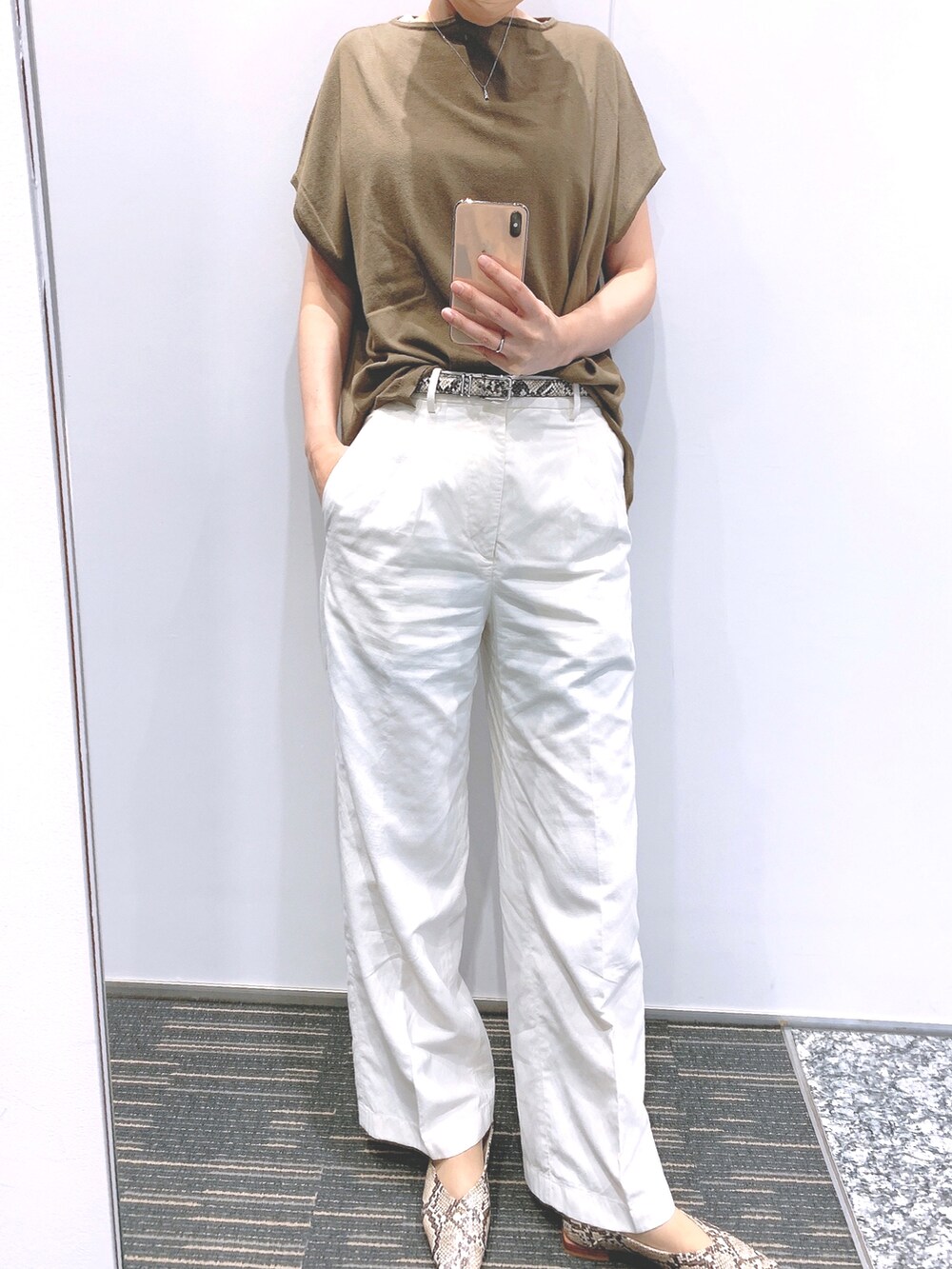 グリーン系のTシャツ/カットソー、ホワイト系のその他パンツ、ベージュ系のパンプスを着用したレディースの夏コーディネートの2枚目の写真