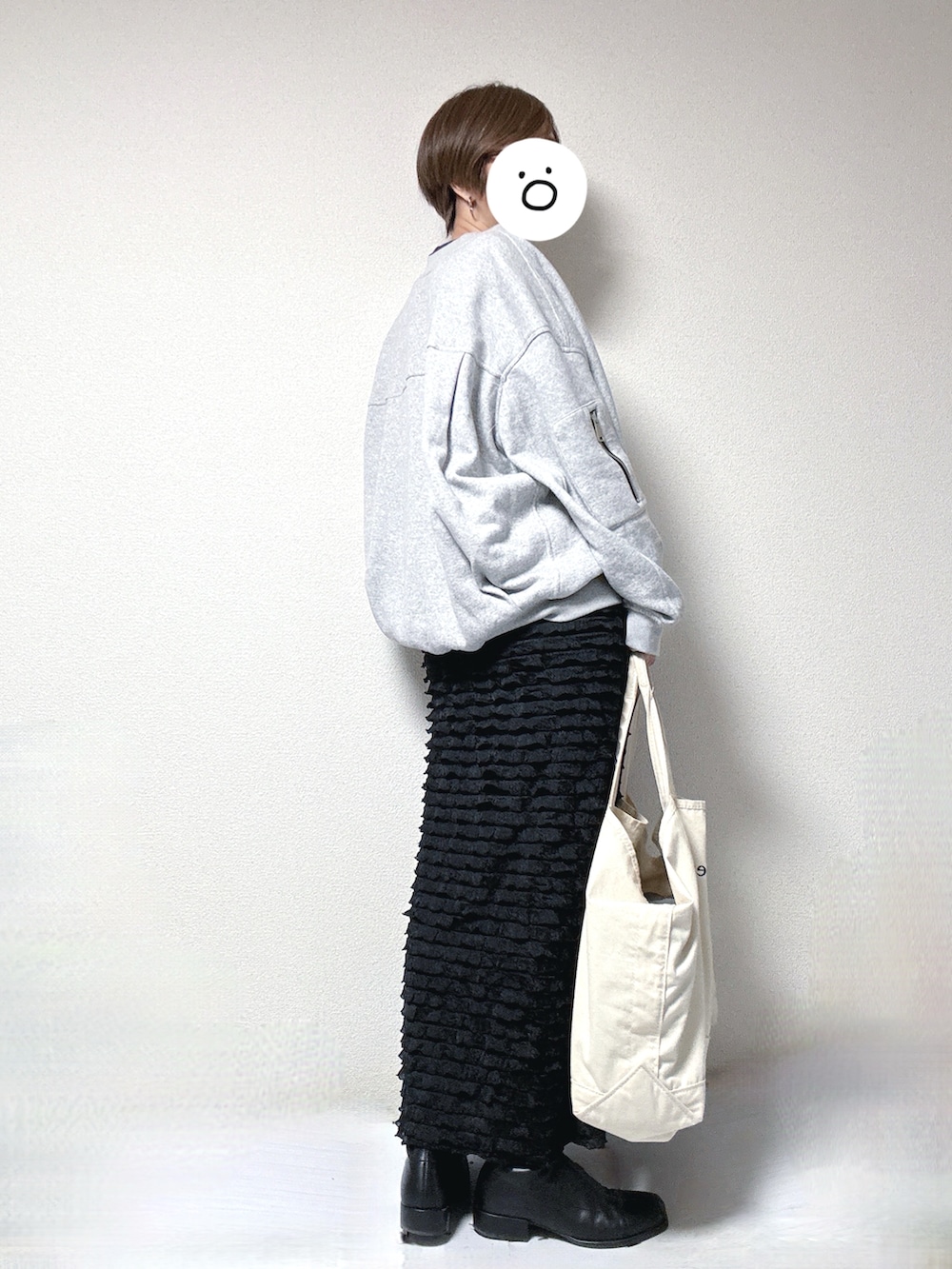 グレー系のブルゾン、グレー系のTシャツ/カットソー、ブラック系のスカートを着用したレディースの秋コーディネートの3枚目の写真