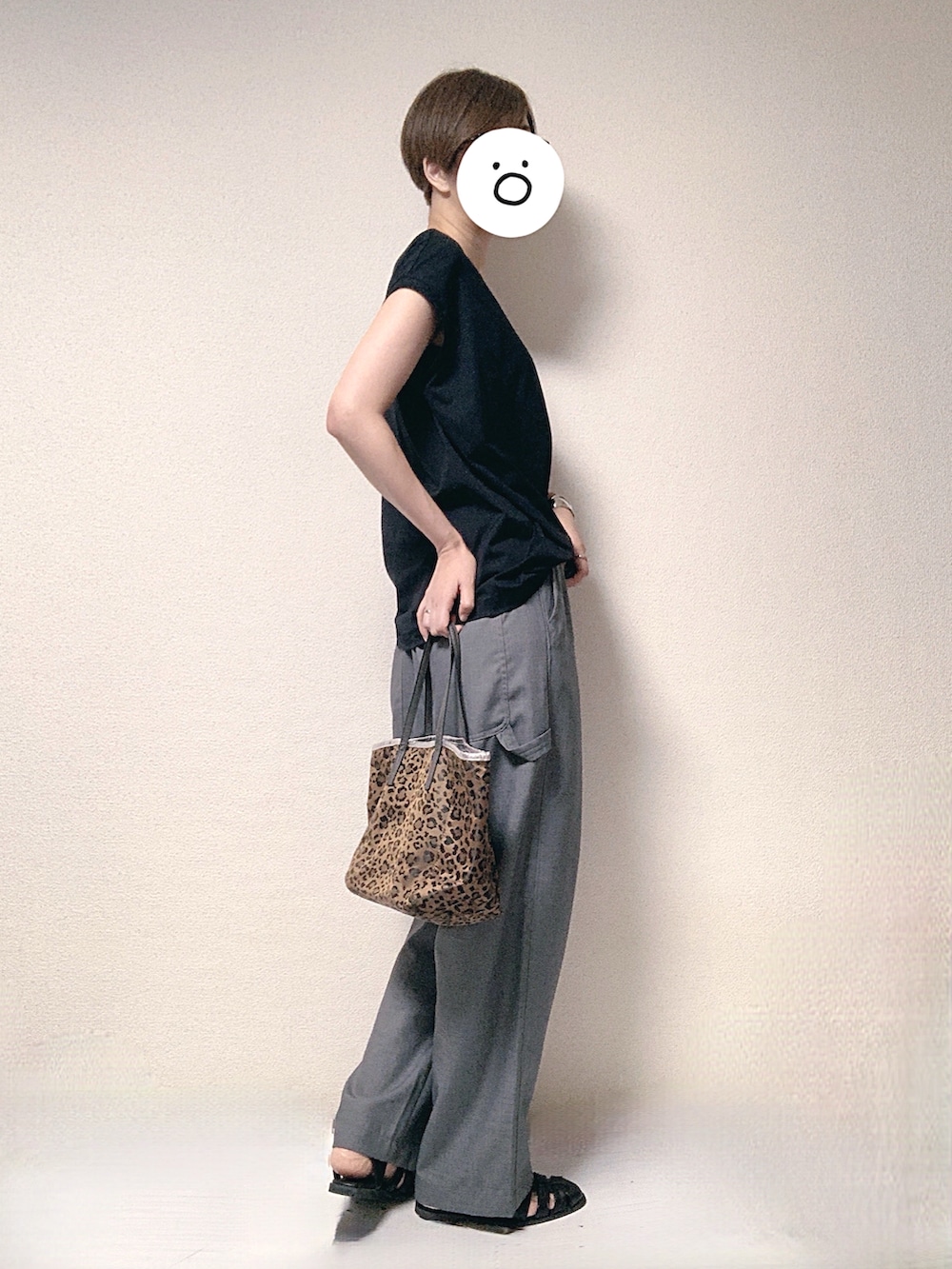 ブラック系のTシャツ/カットソー、グレー系のその他パンツ、その他のトートバッグを着用したレディースの秋コーディネートの2枚目の写真