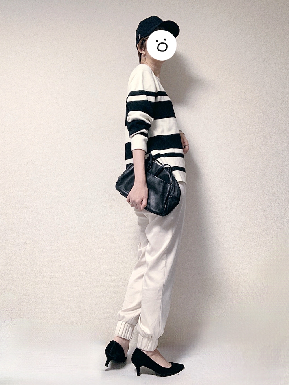 ホワイト系のニット/セーター、ホワイト系のその他パンツ、ブラック系のトートバッグを着用したレディースの秋コーディネートの2枚目の写真