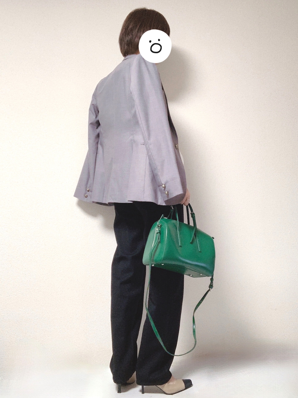 ベージュ系のパンプス、ブラック系のデニムパンツ、グリーン系のバッグを着用したレディースの秋コーディネートの2枚目の写真