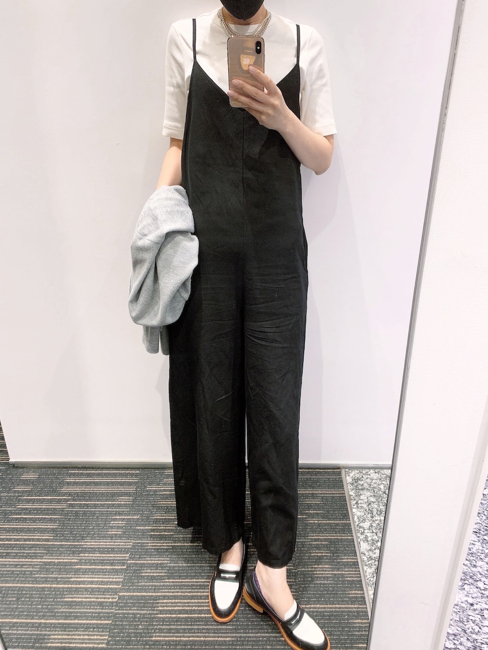 ブラック系のサロペット/オーバーオール、ホワイト系のTシャツ/カットソー、ベージュ系のトートバッグを着用したレディースの夏コーディネートの2枚目の写真