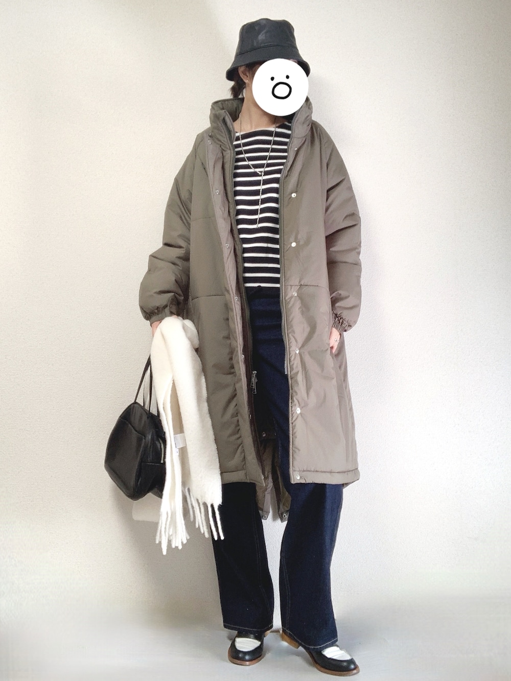 その他のローファー、ブルー系のデニムパンツ、ブラック系のトートバッグを着用したレディースの冬コーディネートの2枚目の写真