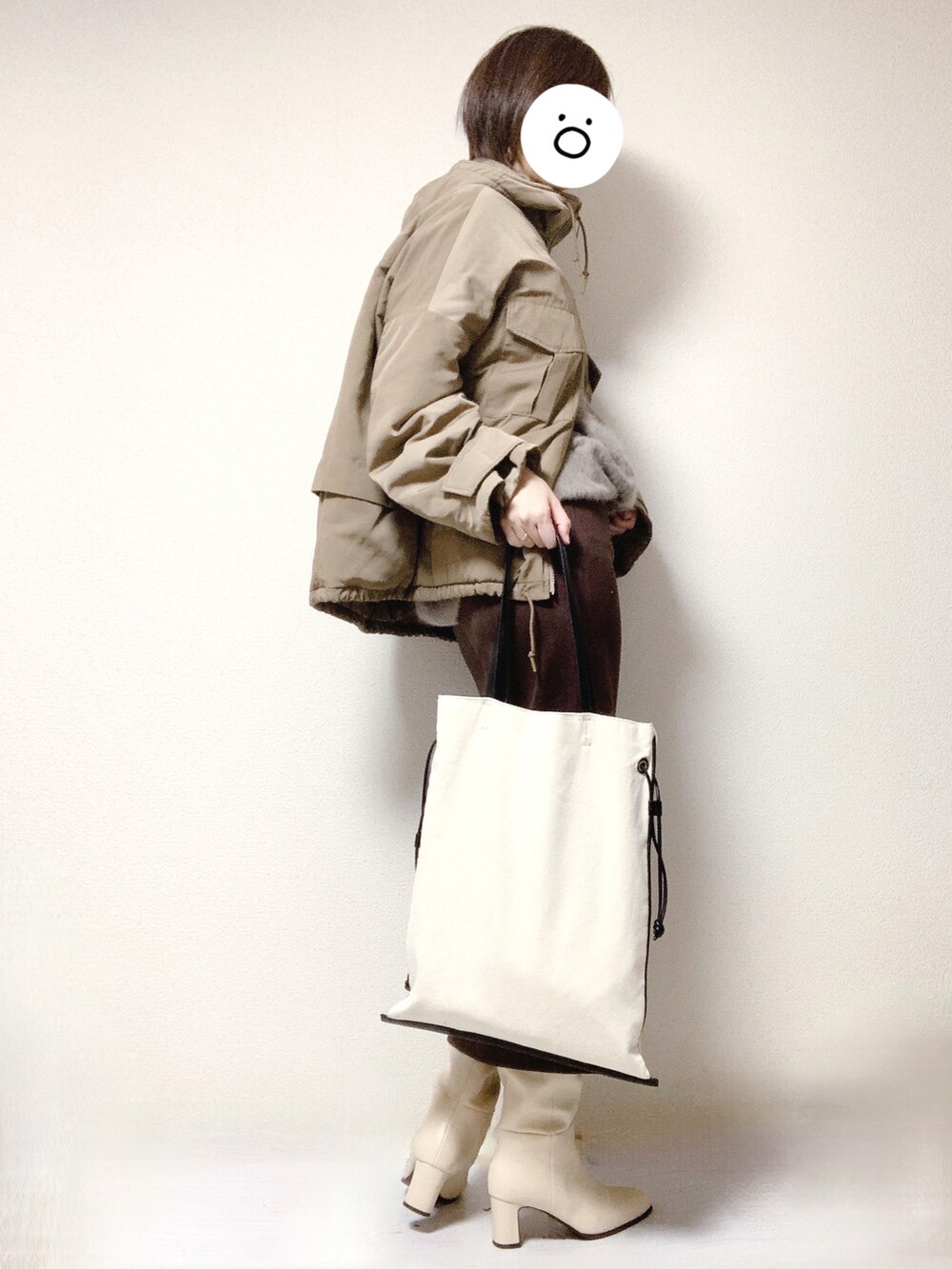 ホワイト系のブーツ、ブラウン系のスカート、ベージュ系のブルゾンを着用したレディースの冬コーディネートの2枚目の写真