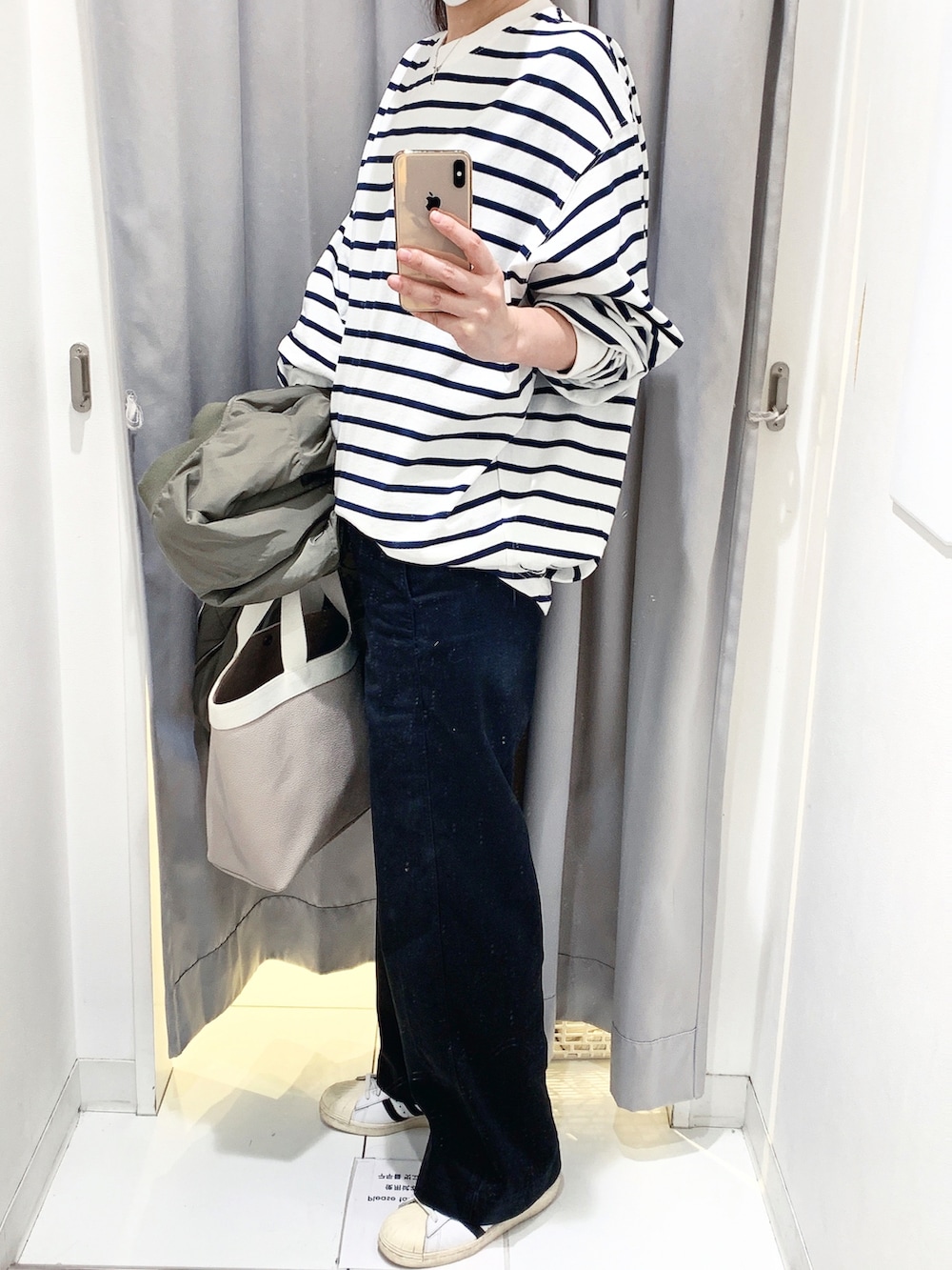 ブラック系のMA-1、ブルー系のTシャツ/カットソー、ホワイト系のトートバッグを着用したレディースの春コーディネートの2枚目の写真