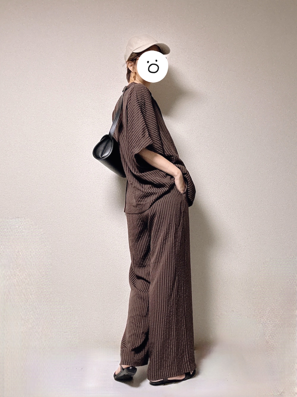 ブラウン系のテーラードジャケット、ブラウン系のその他パンツ、ブラック系のショルダーバッグを着用したレディースの夏コーディネートの2枚目の写真