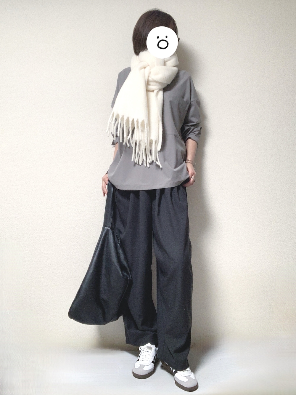 ホワイト系のスニーカー、ブラック系のトートバッグ、グレー系のその他パンツを着用したレディースの冬コーディネートの2枚目の写真