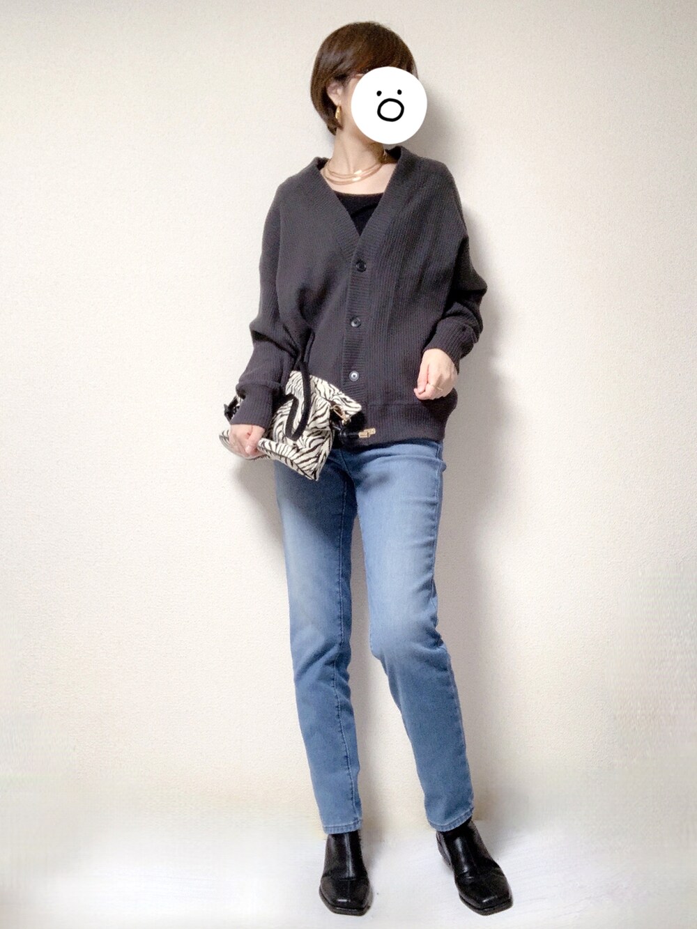 ブラック系のブーツ、ブルー系のデニムパンツ、その他のショルダーバッグを着用したレディースの冬コーディネートの3枚目の写真